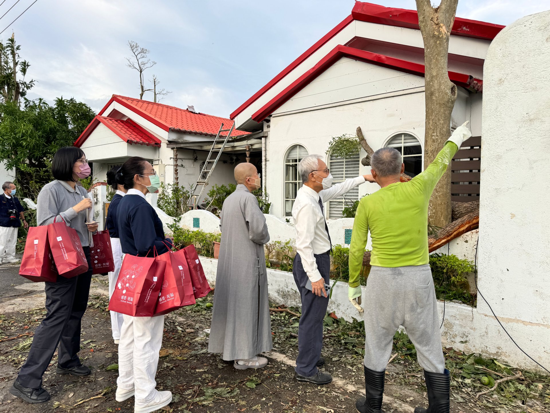 慈濟花蓮本會11月1日下午前往新城鄉康樂村關懷受災鄉親,由靜思精舍法師、慈濟職工與志工20多位前往安心家訪。圖為紫園社區。