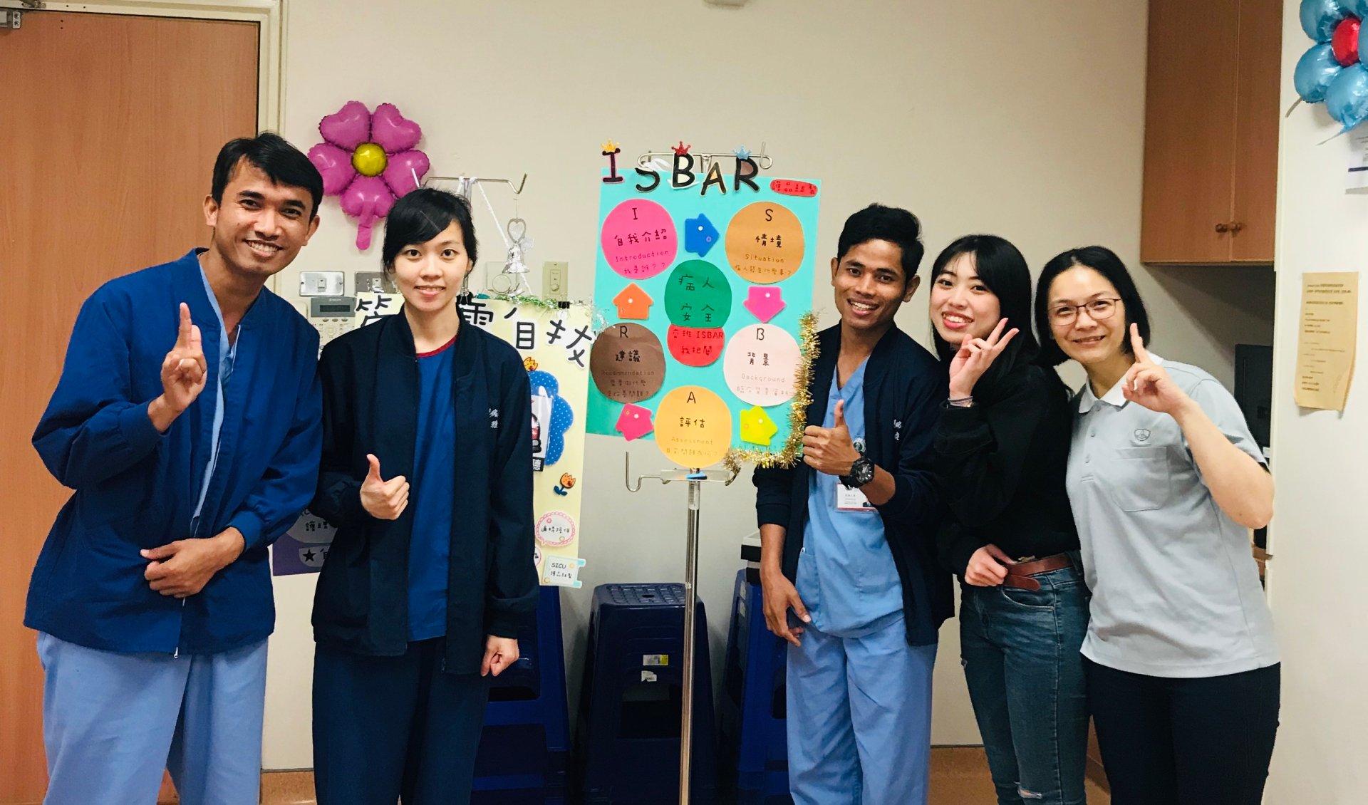 蘇筱雅副護理長(左二)，跟柬埔寨代訓人員分享TRM ISBAR交班。