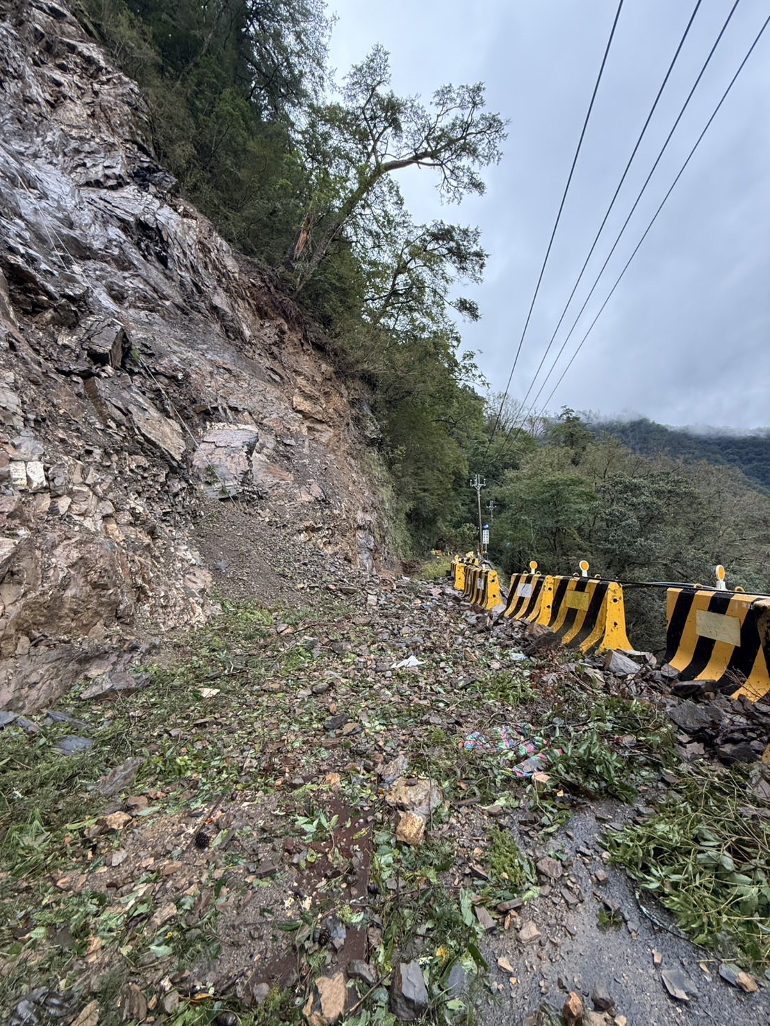 梨山地區發生大量山石滑落及路基損壞無法通行,阻礙台電機具、設備進入山區搶修。圖為台8線99.1K坍方狀況。