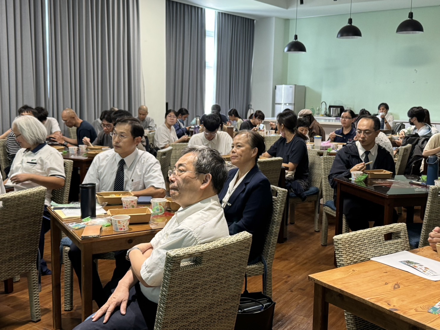 現場教職員及學生專注聆聽分享