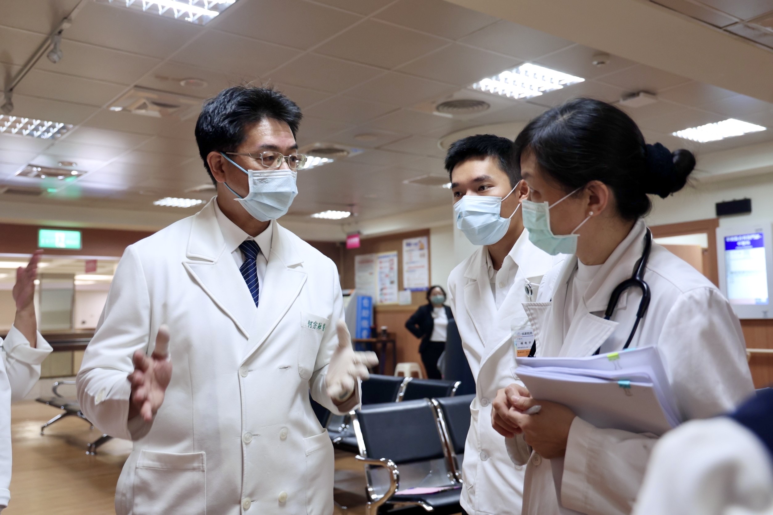花蓮慈院中醫部副院長何宗融與遺傳諮詢中心主任朱紹盈進行中西醫的交流討論。