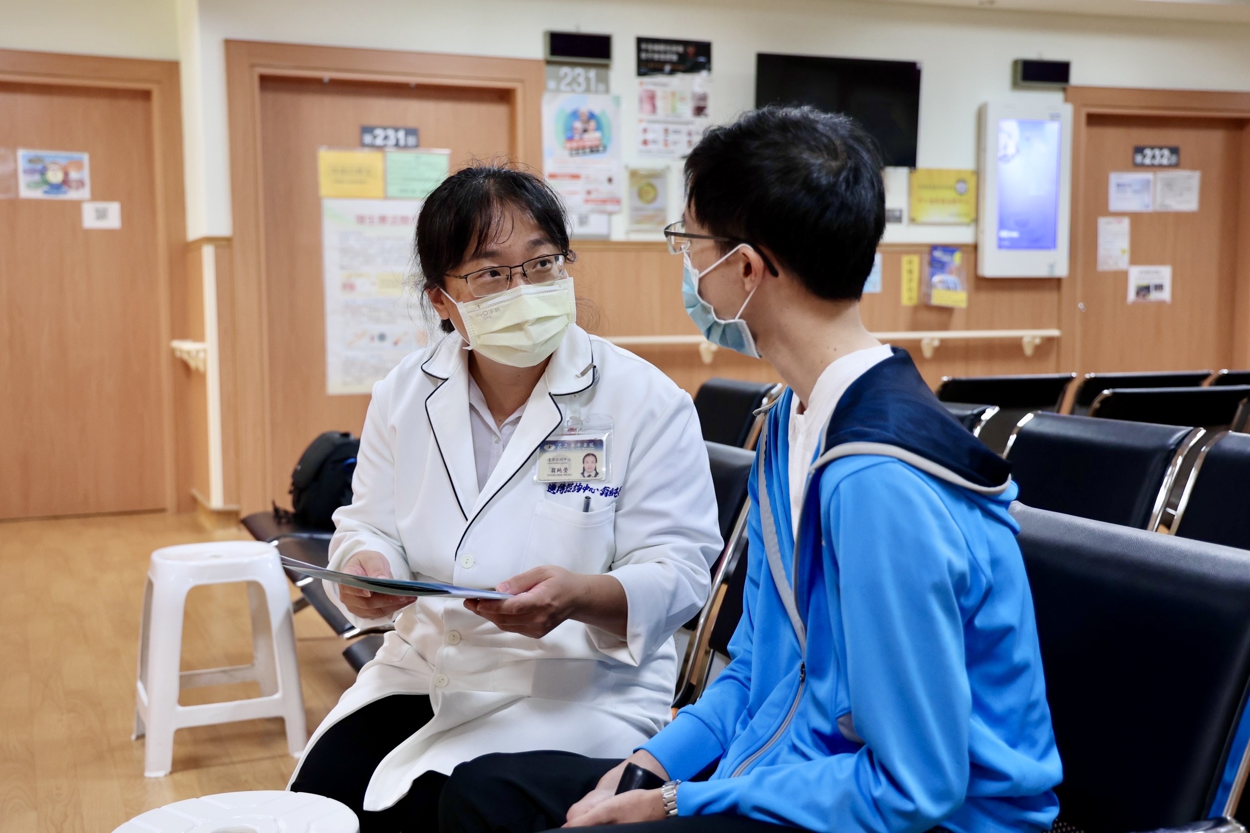 花蓮慈院遺傳諮詢中心翁純瑩遺傳諮詢師仔細說明中西醫合療特別門診的流程,並確認個別的就醫需求。