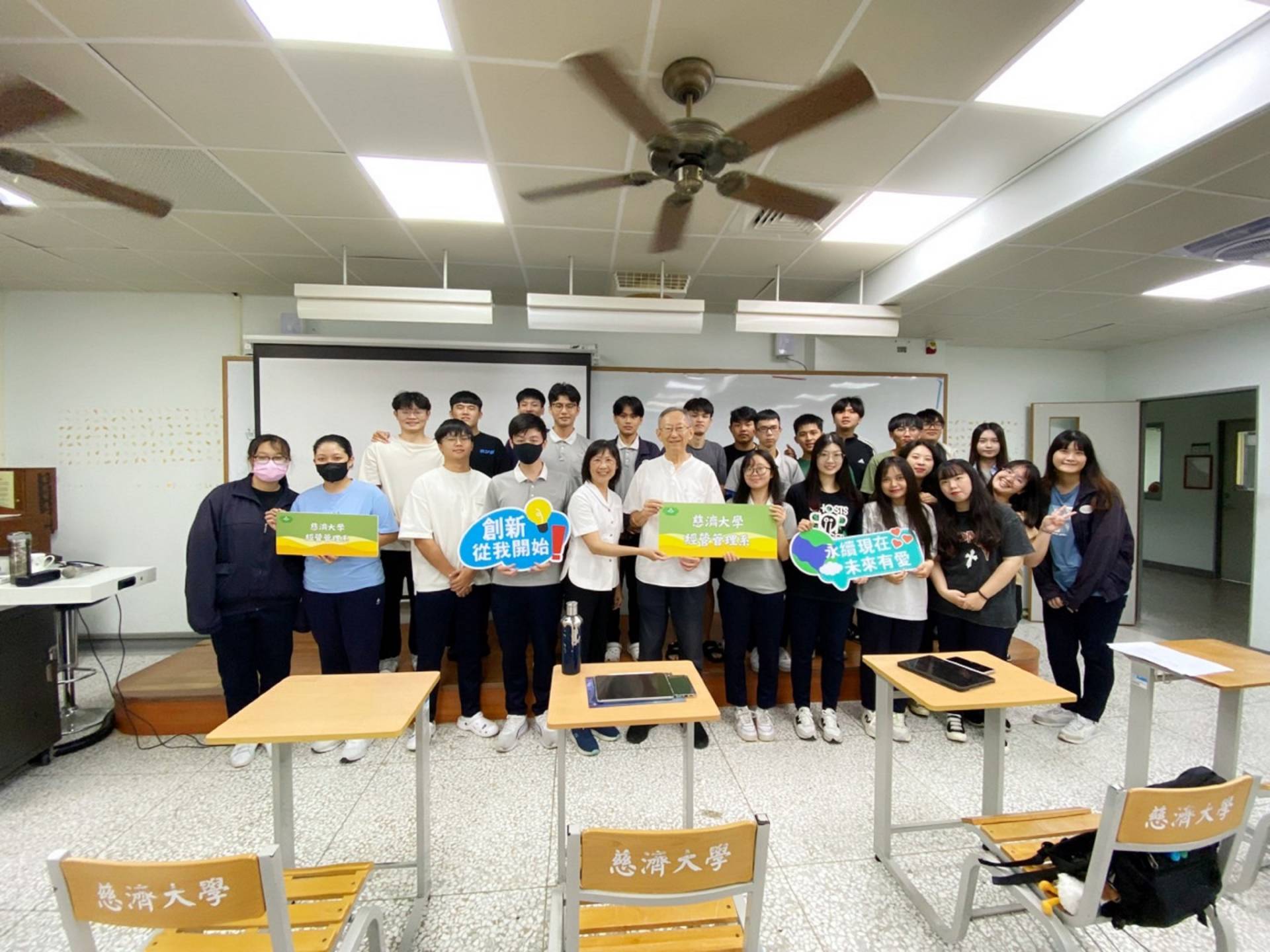 在合影中,講師、老師與學生們共同紀念這場意義非凡的「碳定價與我們的關係」講座圓滿
