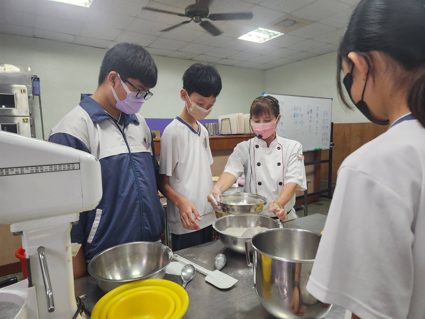 同學體驗食品群,嘗試製作蛋糕。
