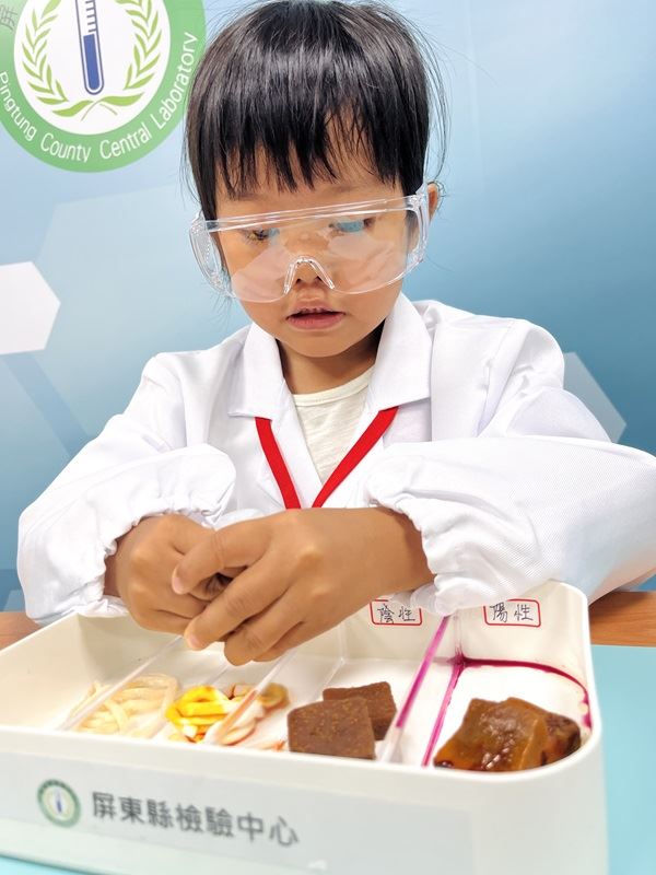 小小檢驗員讓學童一窺各項食品檢驗分析方法