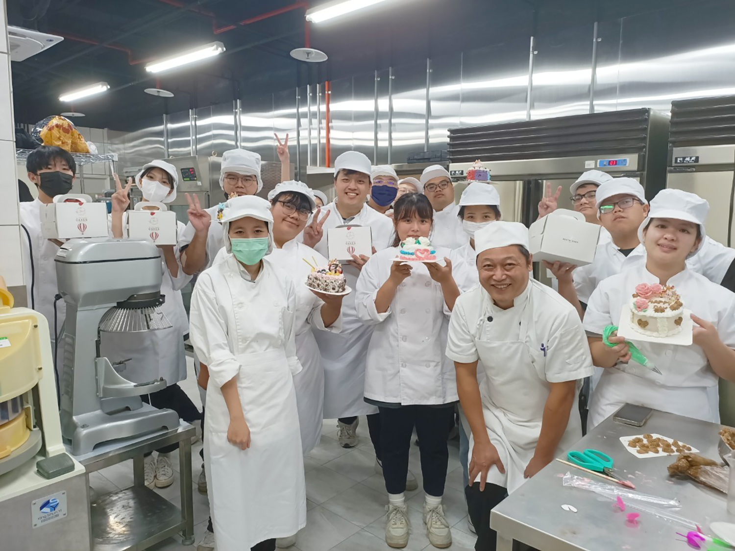 學生發揮創意,加上水果、餅乾,製作獨一無二的生日蛋糕。