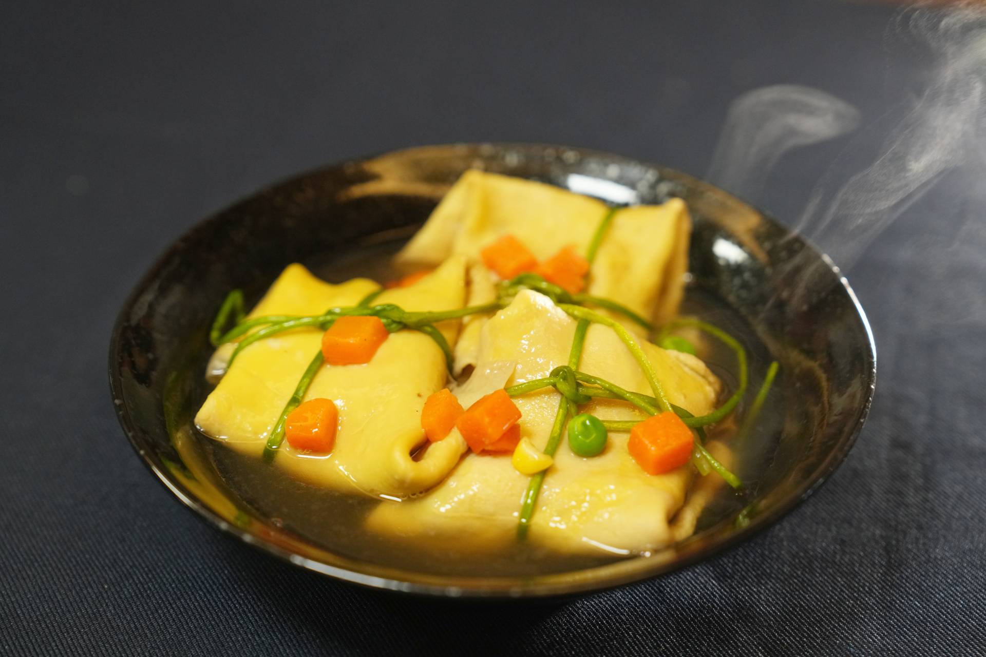 黃金福袋包三色豆，三色豆裡的胡蘿蔔，富含纖維素及硒元素、維生素B1、維生素B2、維生素B6、維生素C、β胡蘿蔔素等，有助於對視力保健與黏膜健康。