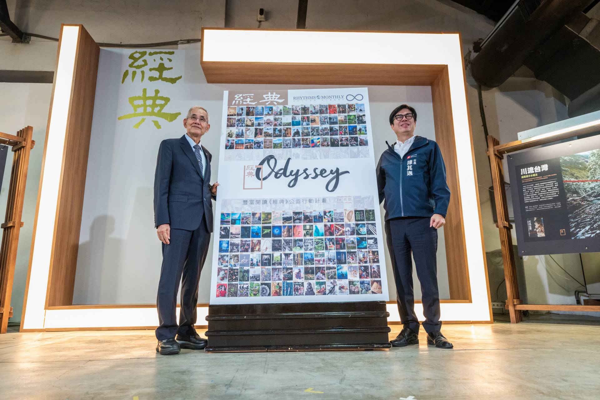 前交通部長,現任慈濟傳播人文志業基金會董事蔡堆代表贈書給高雄市