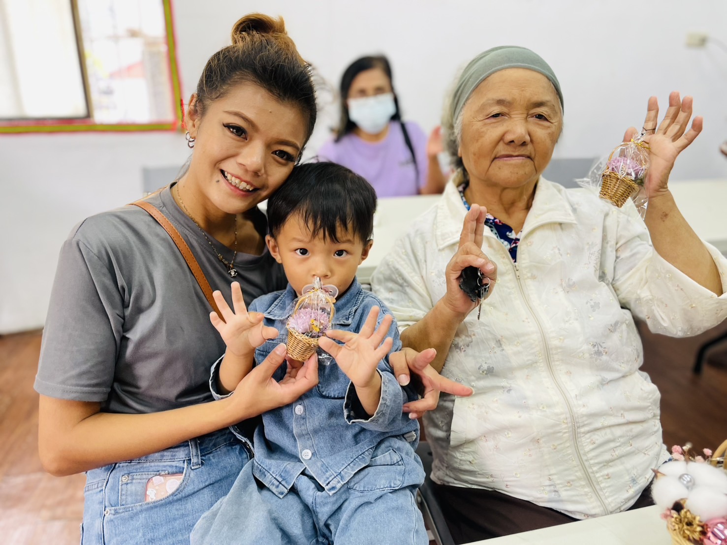 透過花材手作創造讓長輩語幼童進行互動