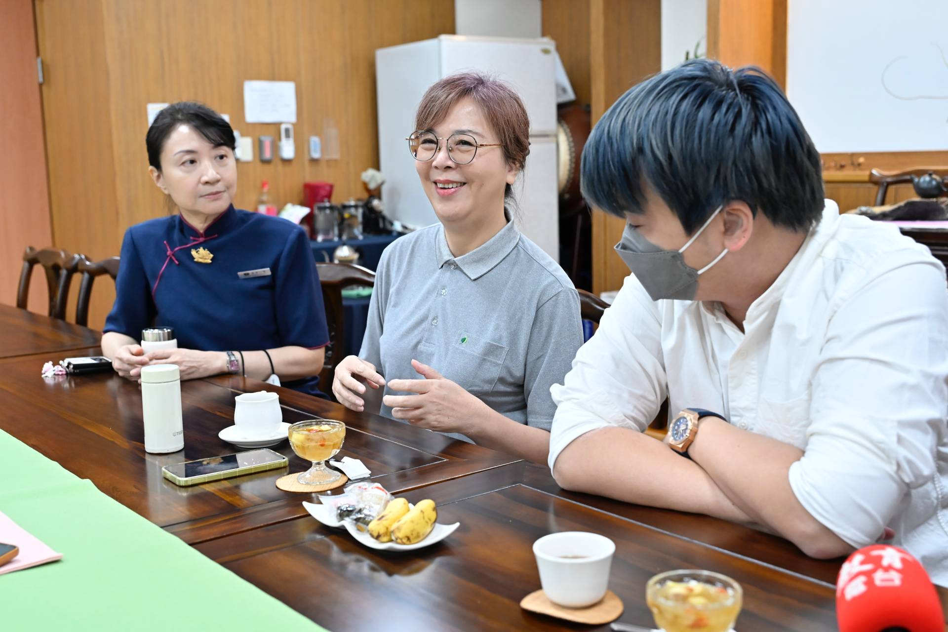 方嘉慧(中)的兒子任同學(右)是聽障,為了兒子,方嘉慧成為聽覺語言治療師,任同學在碩士班讀聽力學,期許未來也能幫助更多人。