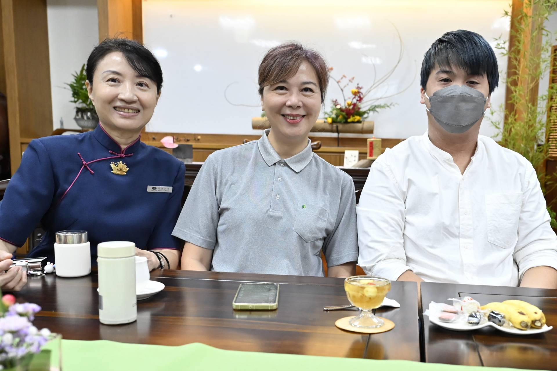 方嘉慧(中)的兒子任同學(右)是聽障,為了兒子,方嘉慧成為聽覺語言治療師,任同學在碩士班讀聽力學,期許未來也能幫助更多人。