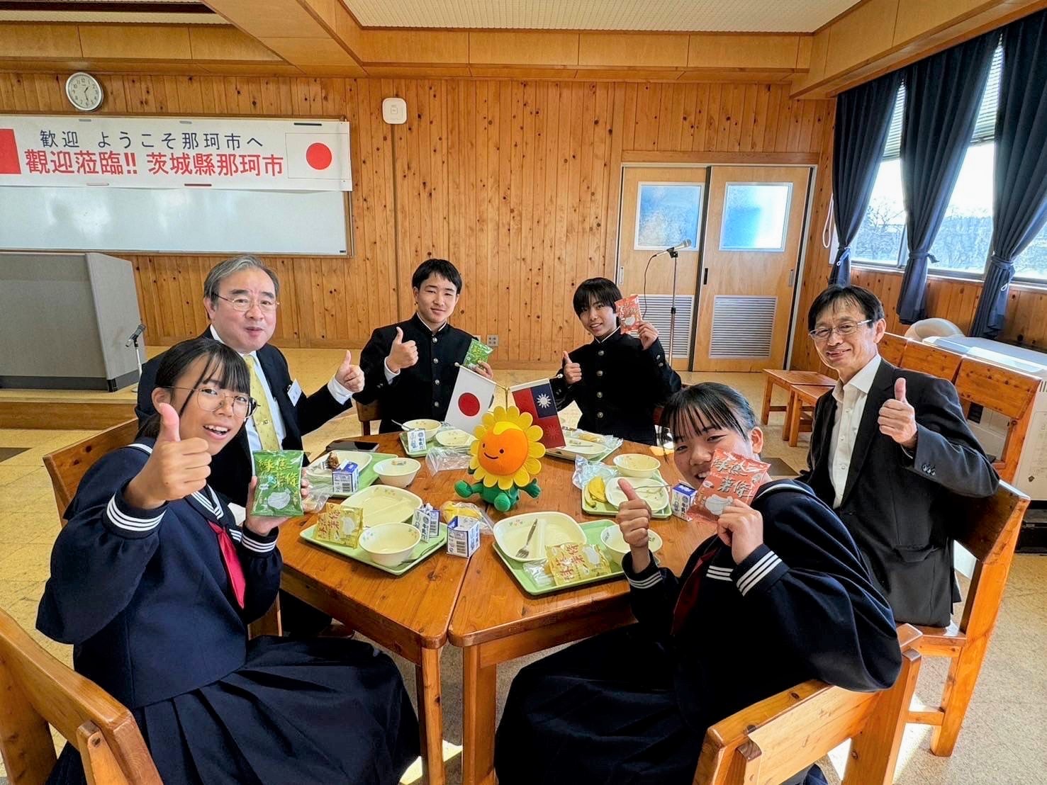 胡忠一政務次長與學童共進營養午餐