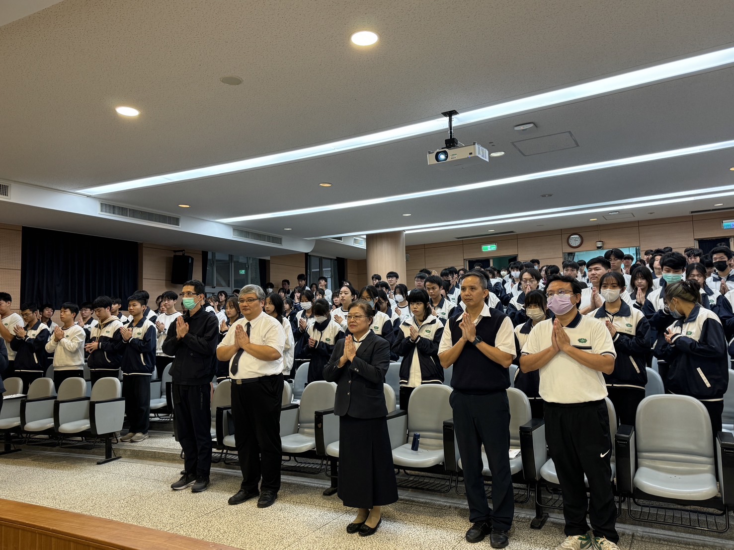 全體師生一起祈禱定心衝刺學測