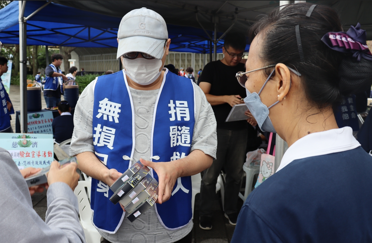 活動現場也安排造血幹細胞捐、受贈者現身說法、分享生命故事,同時更以自身經歷向前參加建檔的民眾解惑。圖為造血幹細胞受贈者陳先生(左)。