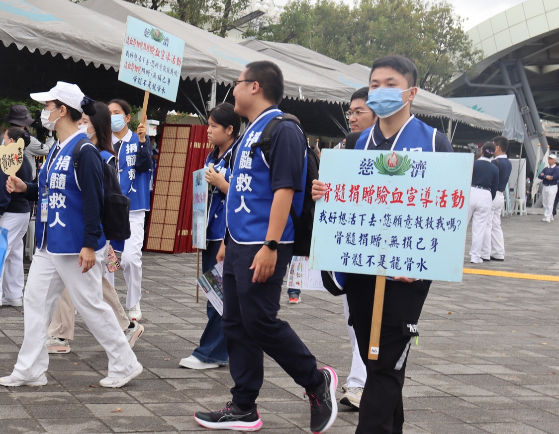 慈濟基金會更召超過五十位青年學子,在資深慈濟骨髓關懷小組志工帶領下,一起走入人群進行外場宣導及街頭募捐。