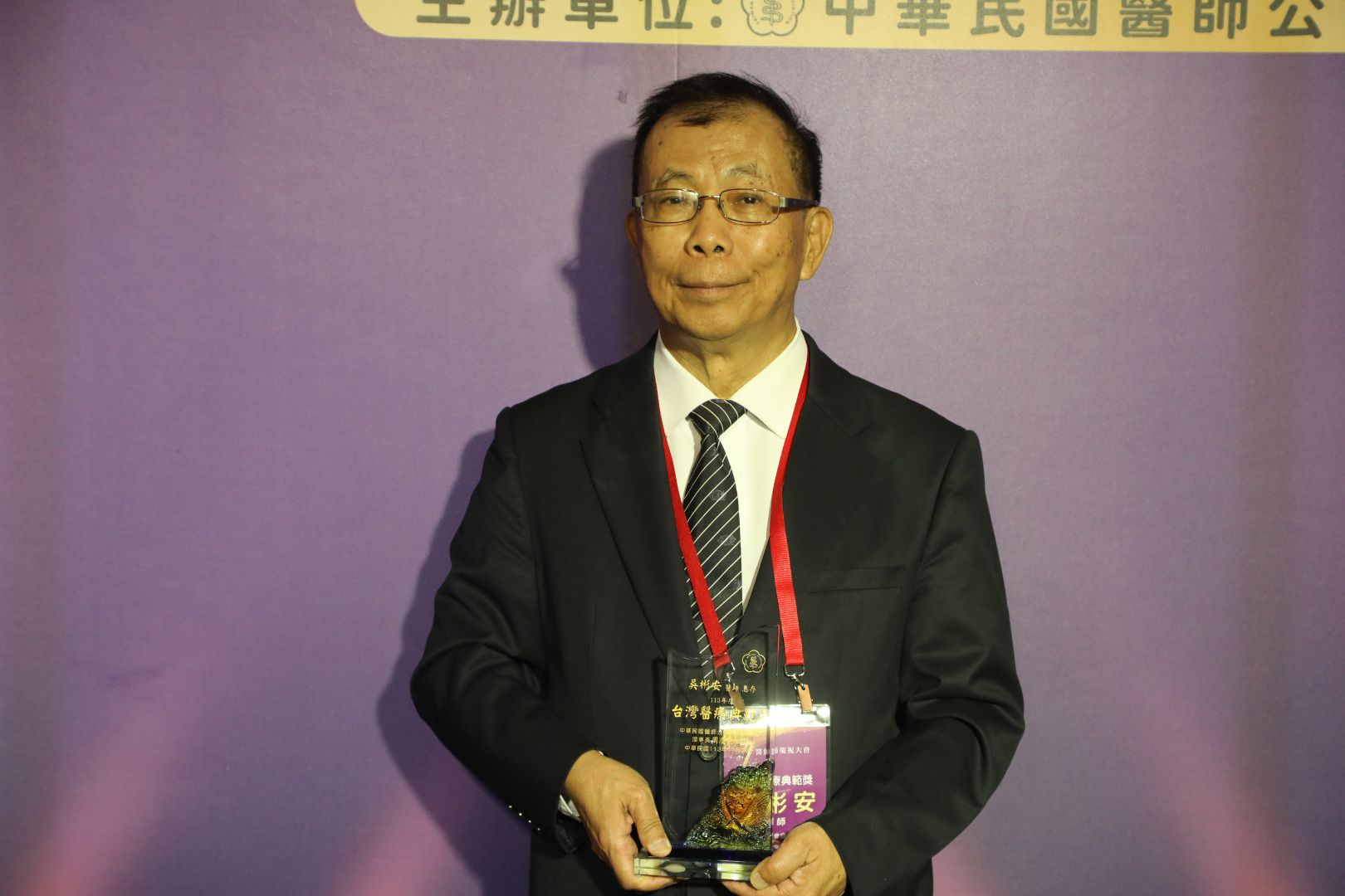 2016年到花蓮慈濟醫院服務的副院長吳彬安醫師,行醫44年,致力提升偏鄉醫療品質,足跡遍布南臺灣與東臺灣。經花蓮縣醫師公會推薦,榮獲台灣醫療典範獎。