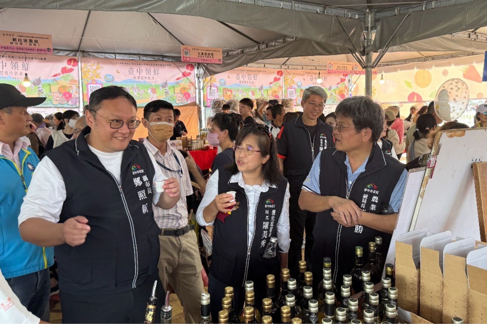 鄭副市長至農特產品行銷區現場視察