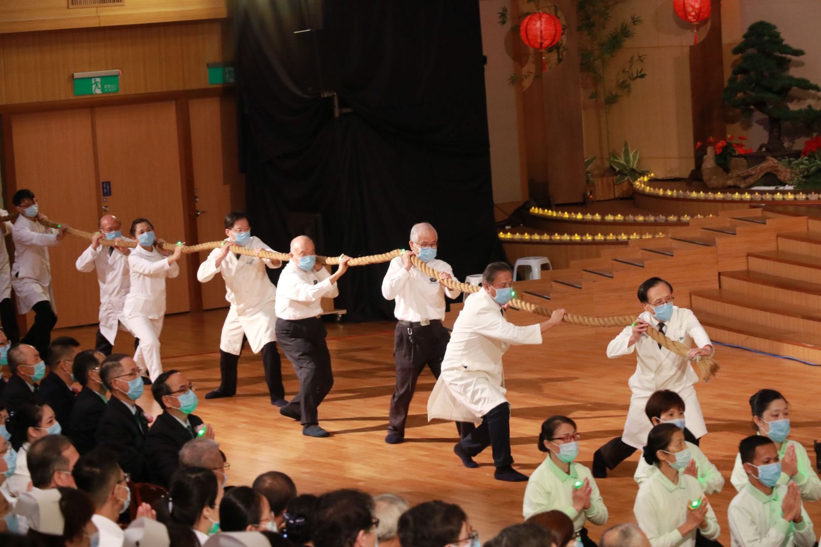 (右起)台中慈院院長簡守信、沙鹿光田醫院院長陳子勇、竹山秀傳醫院榮譽院長謝輝龍以及慈濟中區仁醫會召集人紀邦杰醫師領頭以拉縴苦行表達醫護人員拔苦救難精神。
