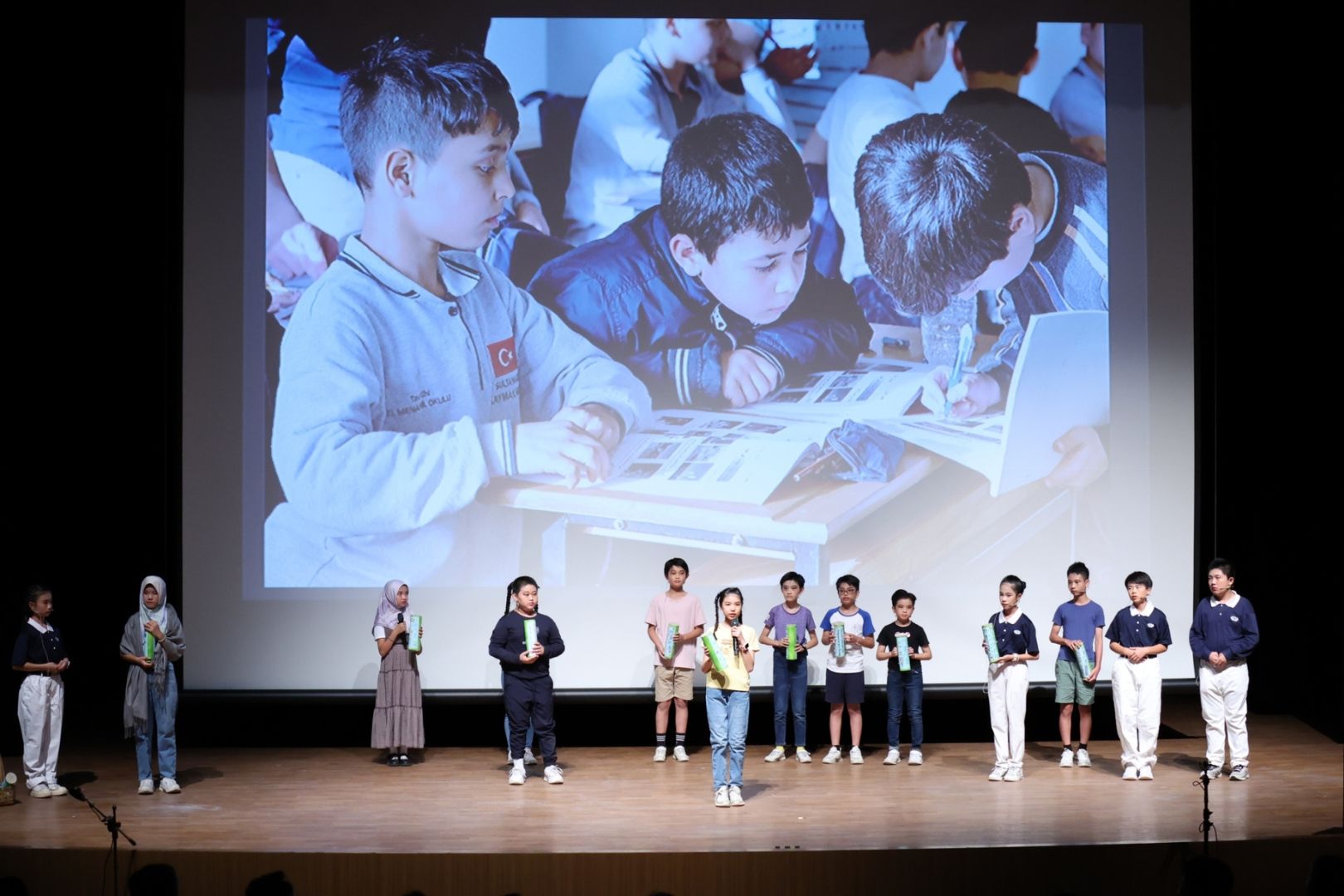 六年三班演出土耳其慈濟人如何在星月下的灑播大愛