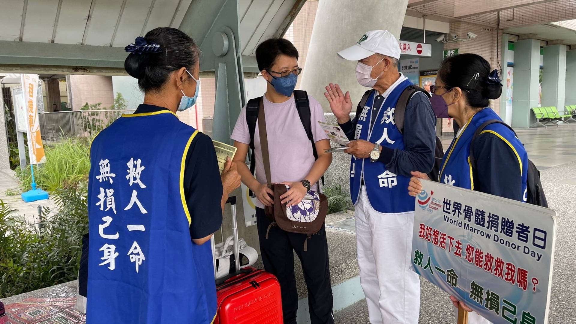 活動前夕,志工穿梭在臺東的大街小巷,在四維夜市、火車站等熱鬧地段,向每一位路人傳遞著生命的訊息。