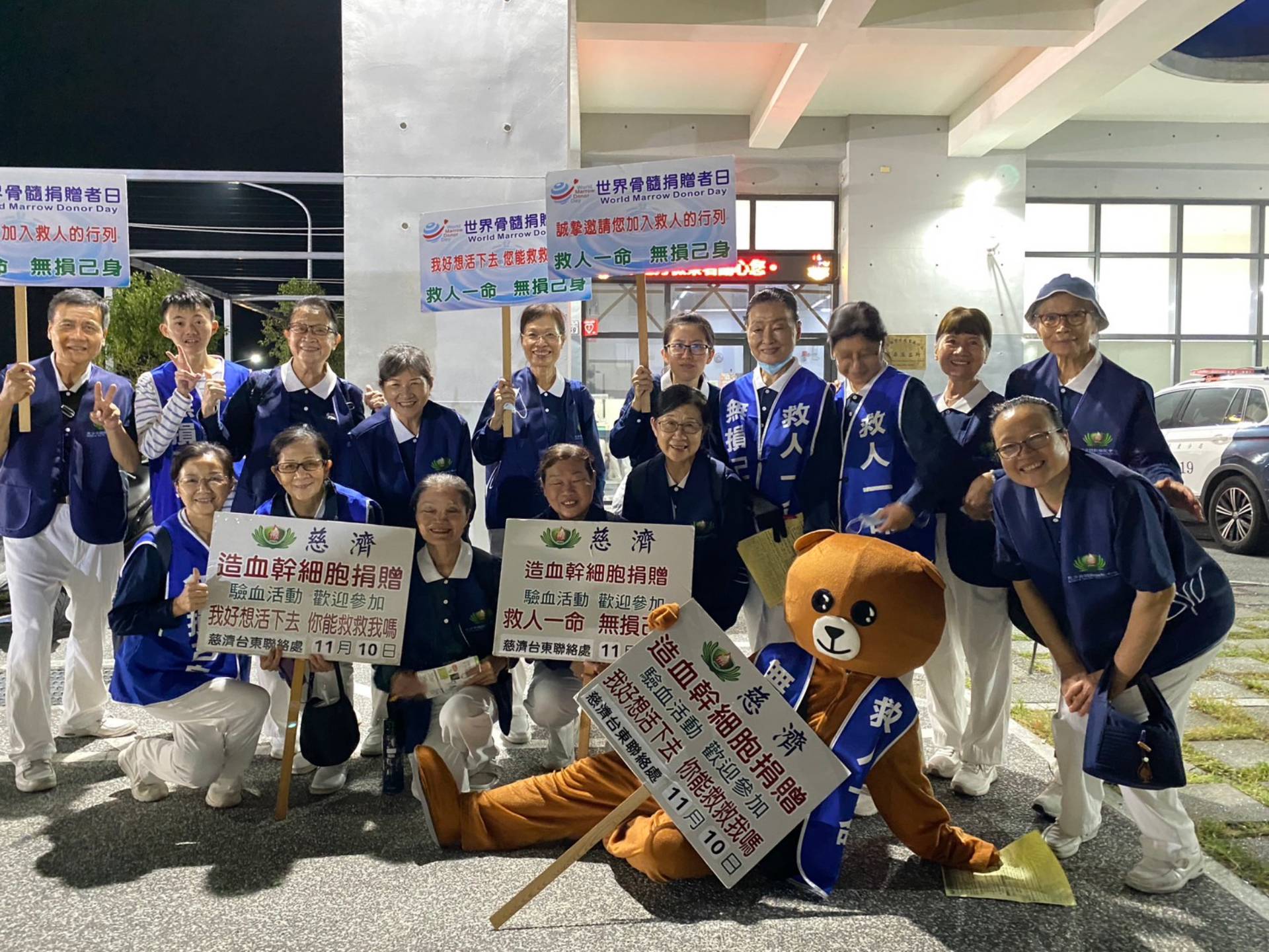 活動前夕,志工穿梭在臺東的大街小巷,在四維夜市、火車站等熱鬧地段,向每一位路人傳遞著生命的訊息。