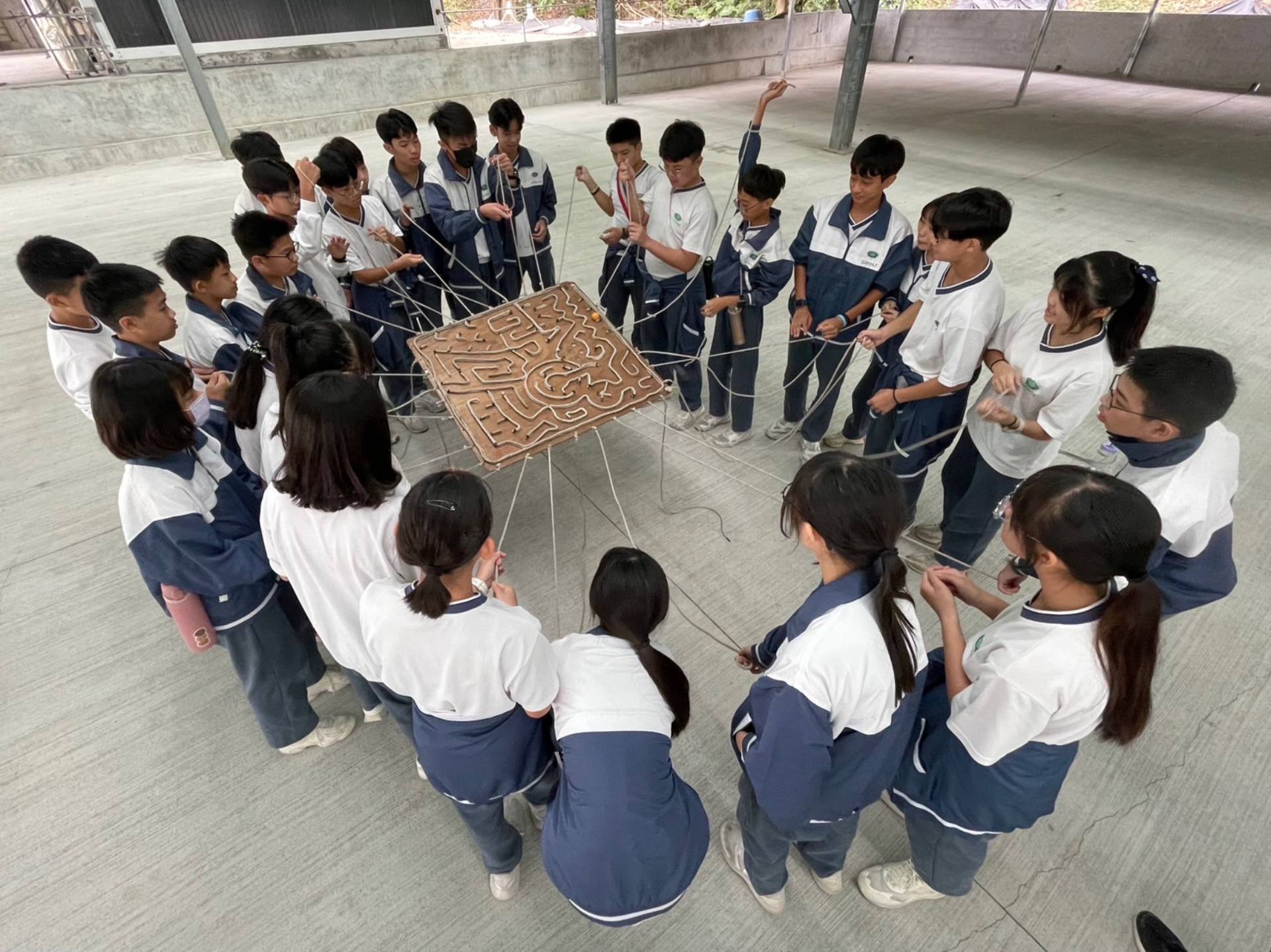 團結力量大,全班互助合作一起完成關主給予的任務。