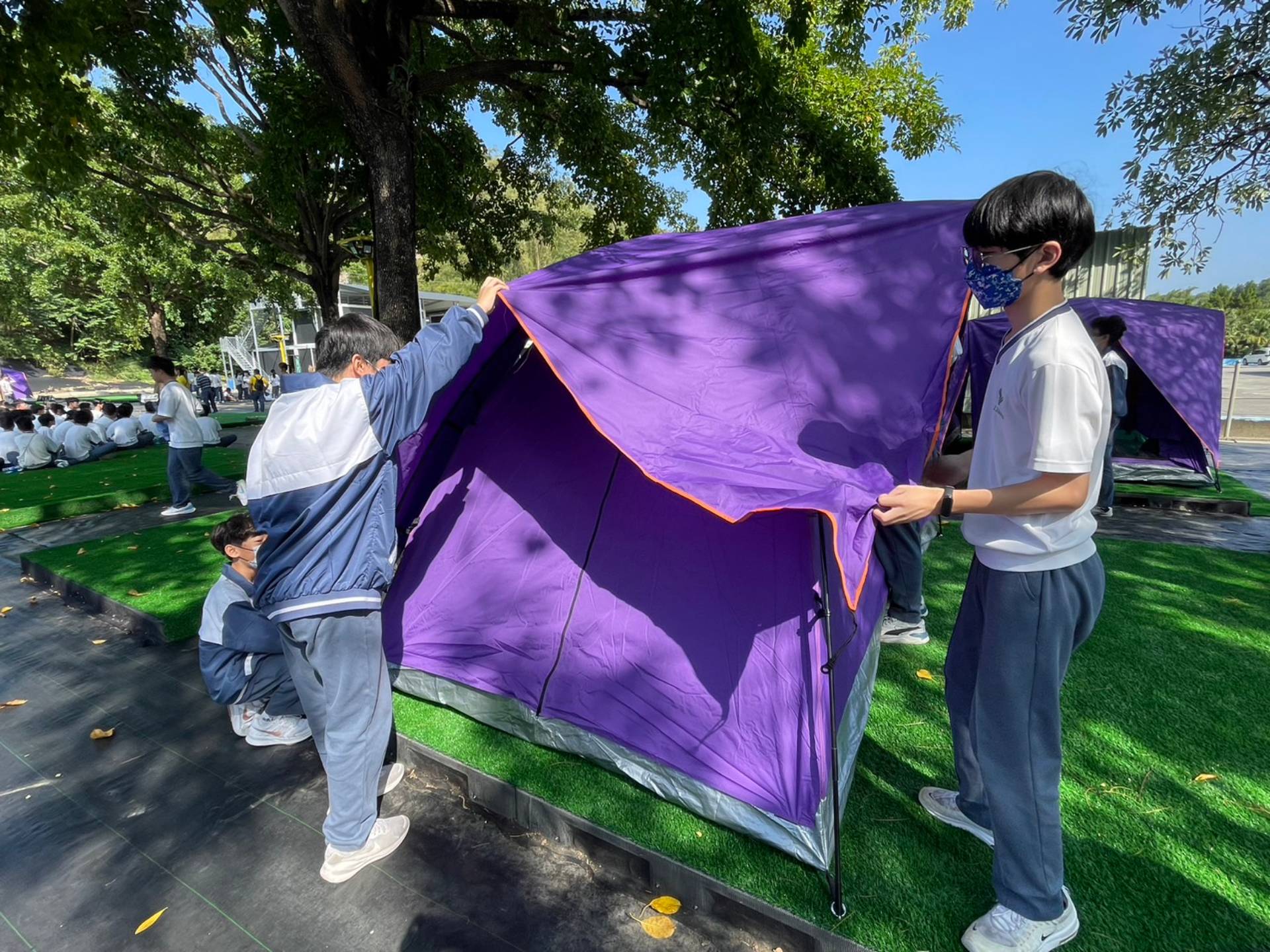 童軍課程驗收囉~同學同心協力搭建晚上住宿的帳篷。