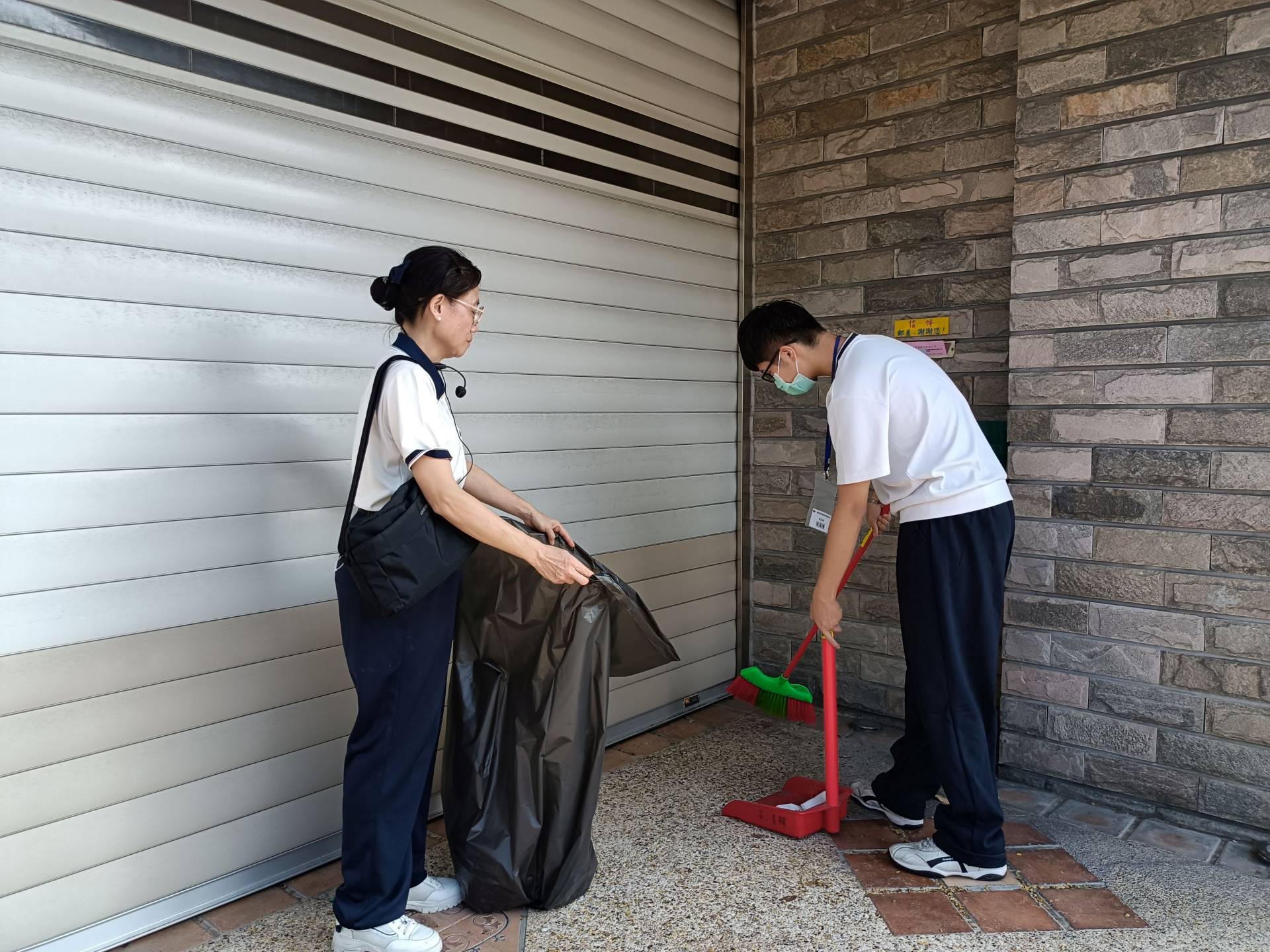 師生共同灑掃學校鄰近住家門前,做個歡喜好厝邊。