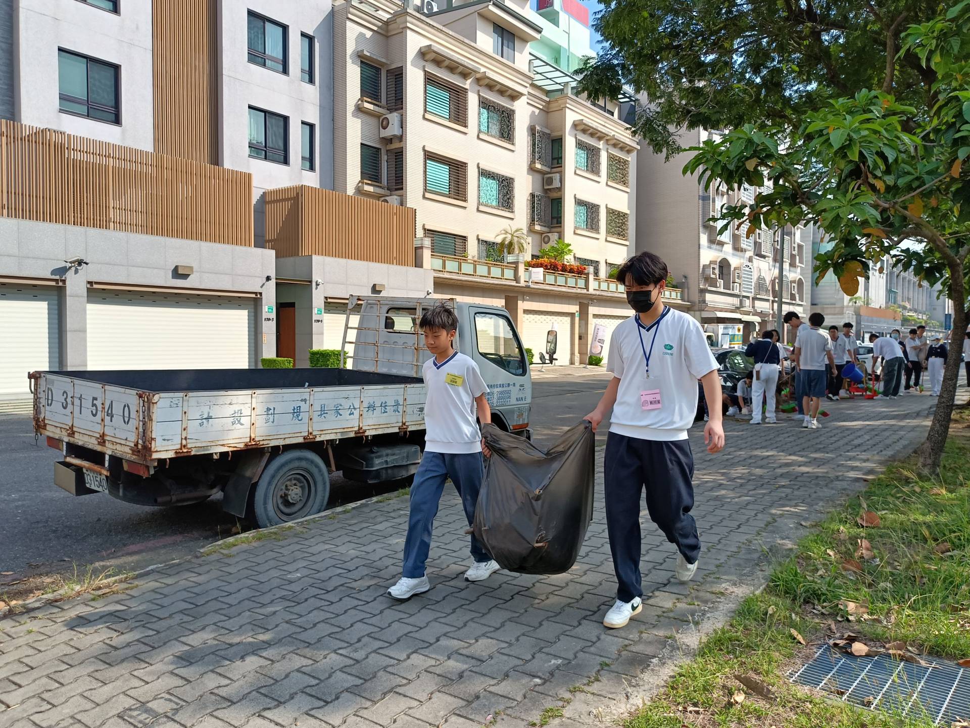 高中學長與國中學弟協力,傳承志工與互助精神。