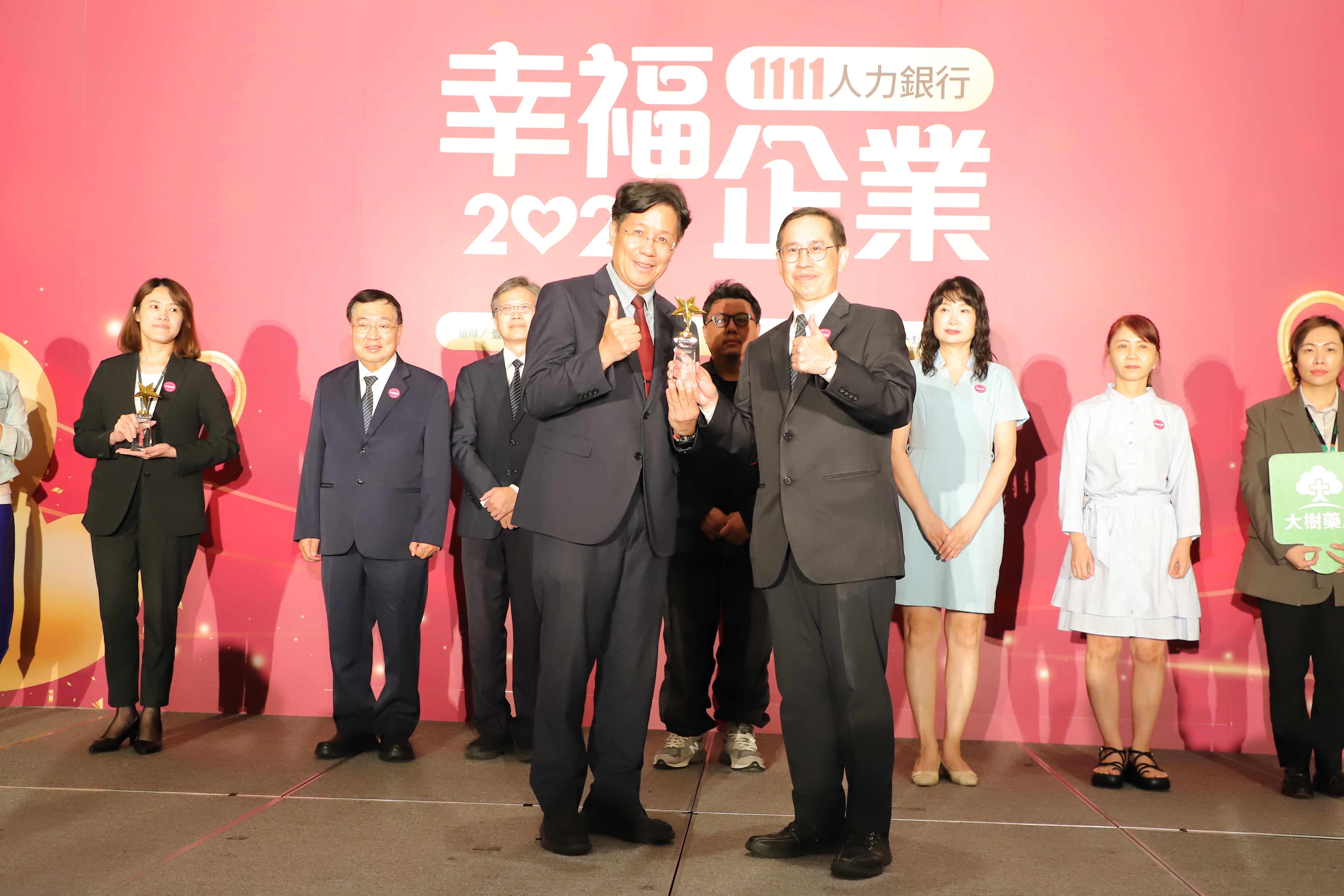 台北慈濟醫院榮獲1111人力銀行2024年幸福企業金獎,由鄭敬楓副院長(右)代表領獎。