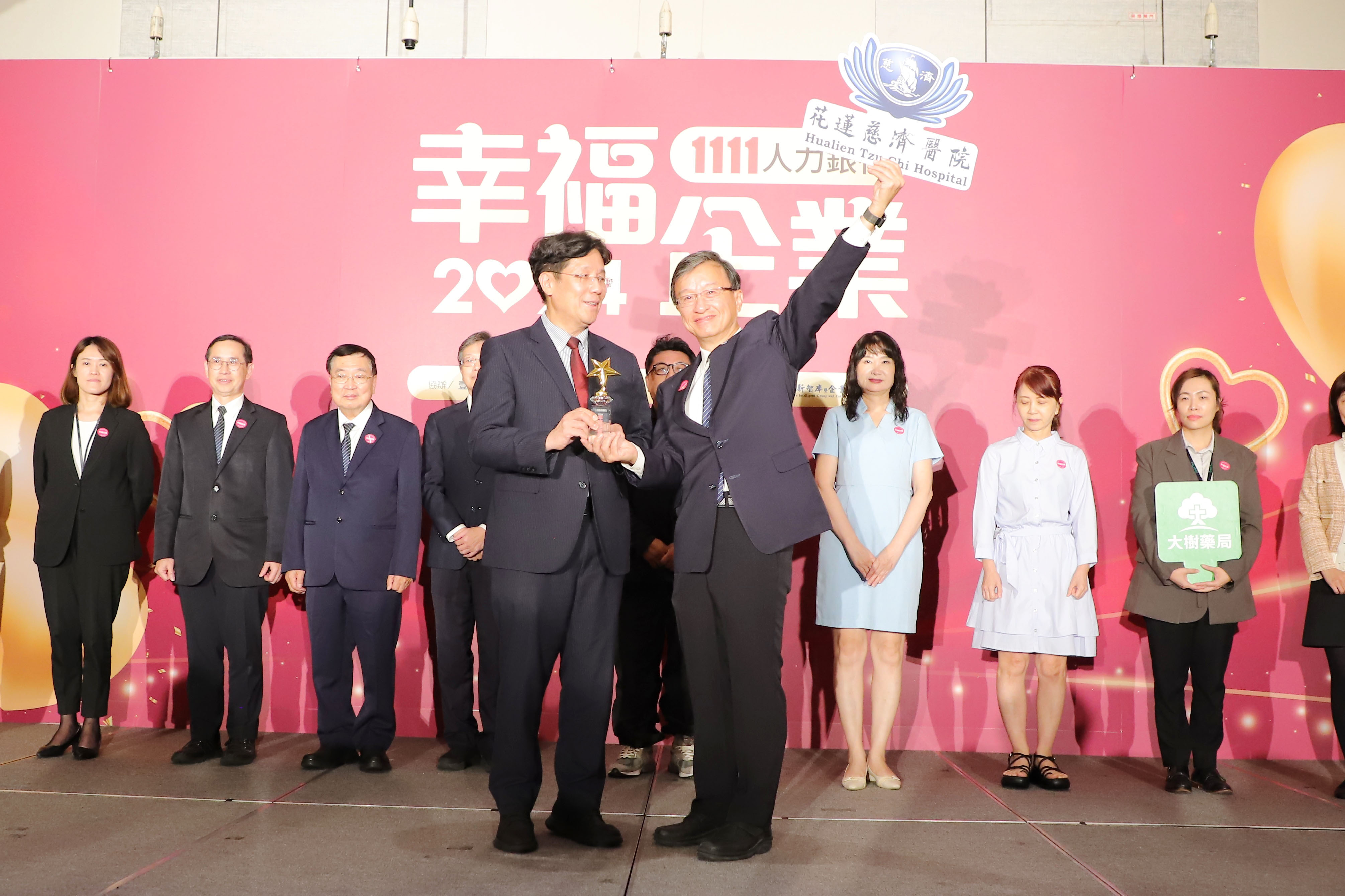 花蓮慈濟醫院榮獲1111人力銀行2024年幸福企業金獎,由醫務秘書李毅(右)代表領獎。