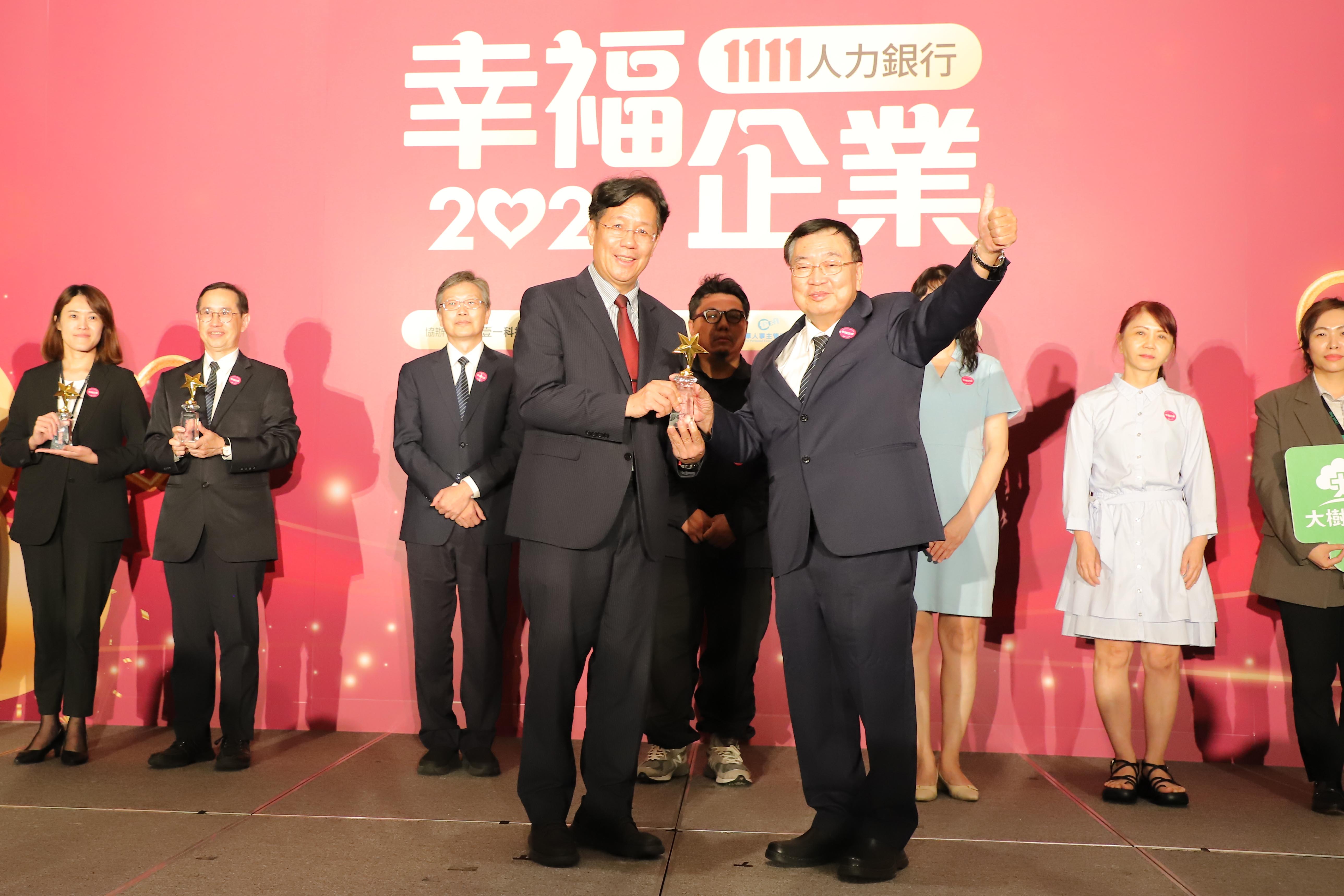 台中慈濟醫院榮獲1111人力銀行2024年幸福企業金獎,由蔡顯揚副院長(右)代表領獎。