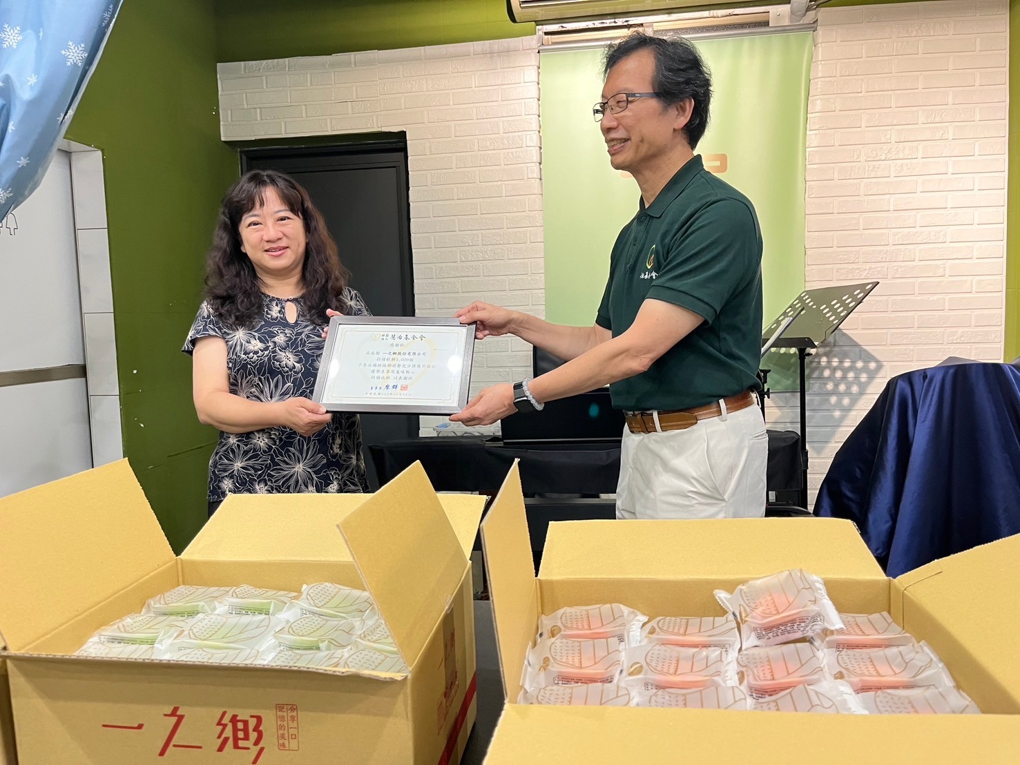 「一之鄉送愛偏鄉 與慧治攜手關懷弱勢學童」公益活動，慧治基金會廖群董事長（右一）代表所有受贈的偏鄉弱勢學童，致贈感謝狀予一之鄉股份有限公司葉怡君總經理（左一），感謝一之鄉對偏鄉弱勢學童的幫助與關愛。