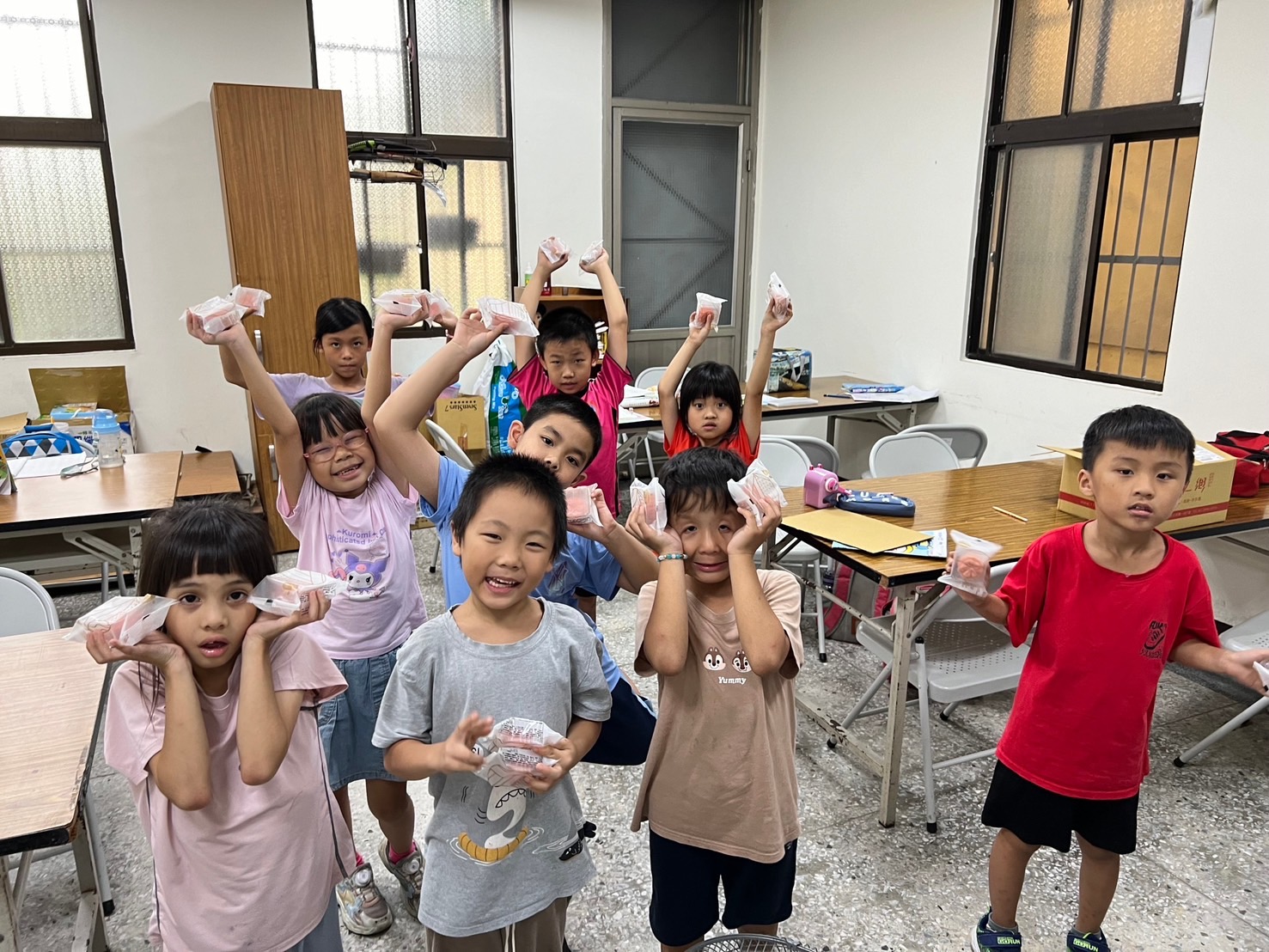 「一之鄉送愛偏鄉 與慧治攜手關懷弱勢學童」公益活動，高雄市大樹區統嶺社區發展協會/大樹統嶺課照班，學生們收到美味的糕餅時，露出可愛的笑容。