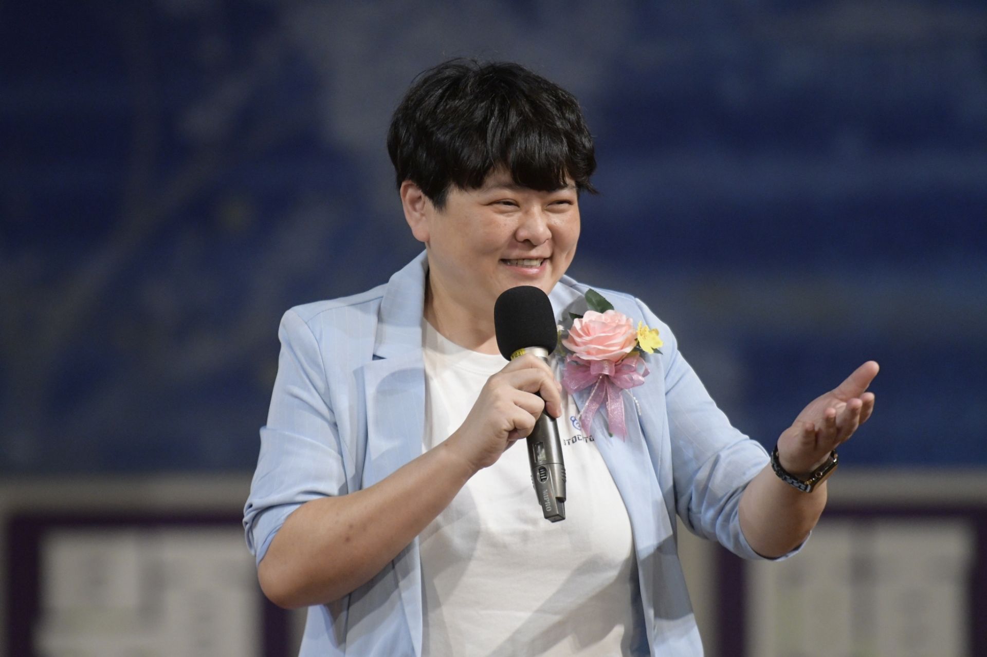高雄市政府教育局劉靜文專門委員上台致詞時,感謝慈濟基金會對學子的悉心協助、關懷與支持。