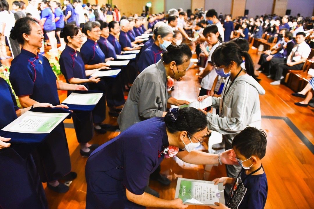 2024年邁入第十五年的大高雄地區新芽獎學金頒獎典禮在高雄靜思堂舉行,共計有715位優秀學子獲得殊榮。