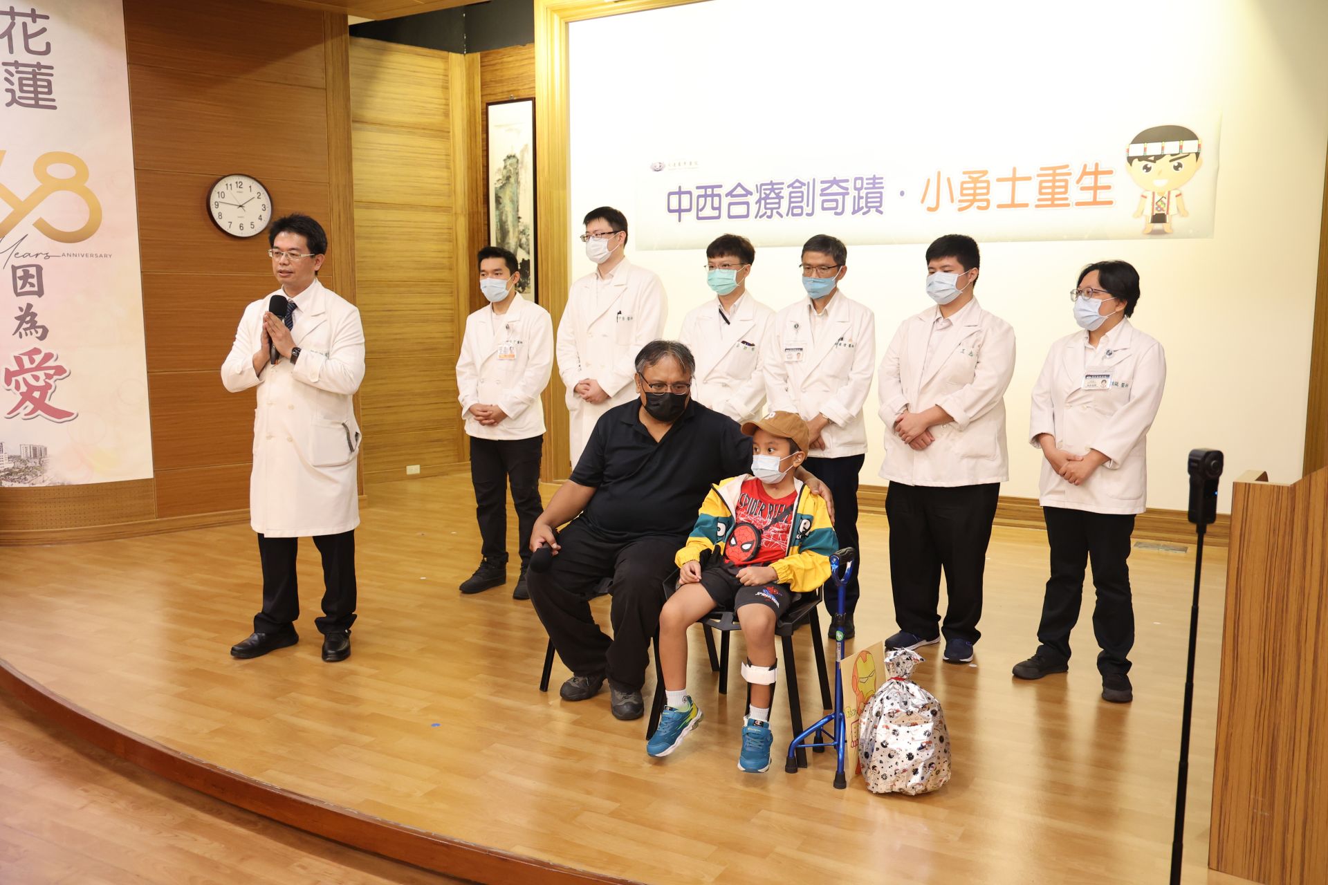 中醫部何宗融副院長(左一)表示,人體的經脈對應著人體的不同功能,這次面對腦傷這麼嚴重的安安,治療時特別配合經脈運行的方式與時辰。