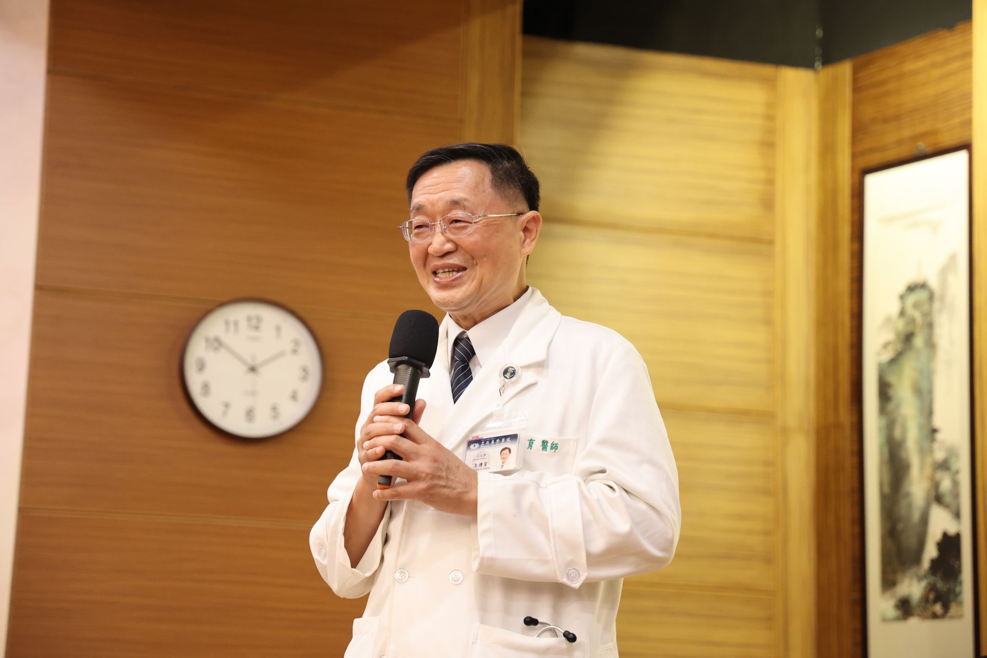 兒童神經科主任王傳育表示,安安的腦傷主要是傷到大腦右側,所以,左側肢體受到比較大的影響,但是認知功能跟語言功能的逐漸恢復,真的超出團隊本來的預期。