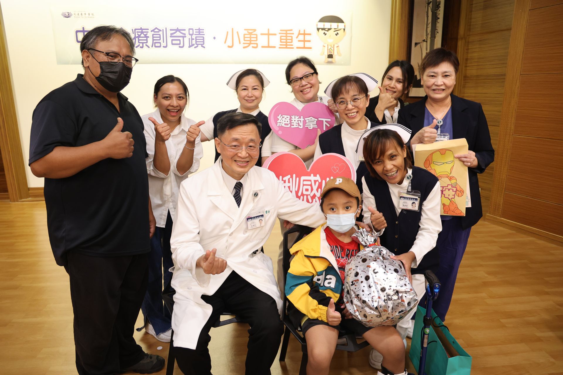 安安(前排右)與安安爸爸(左一)與小兒部團隊。