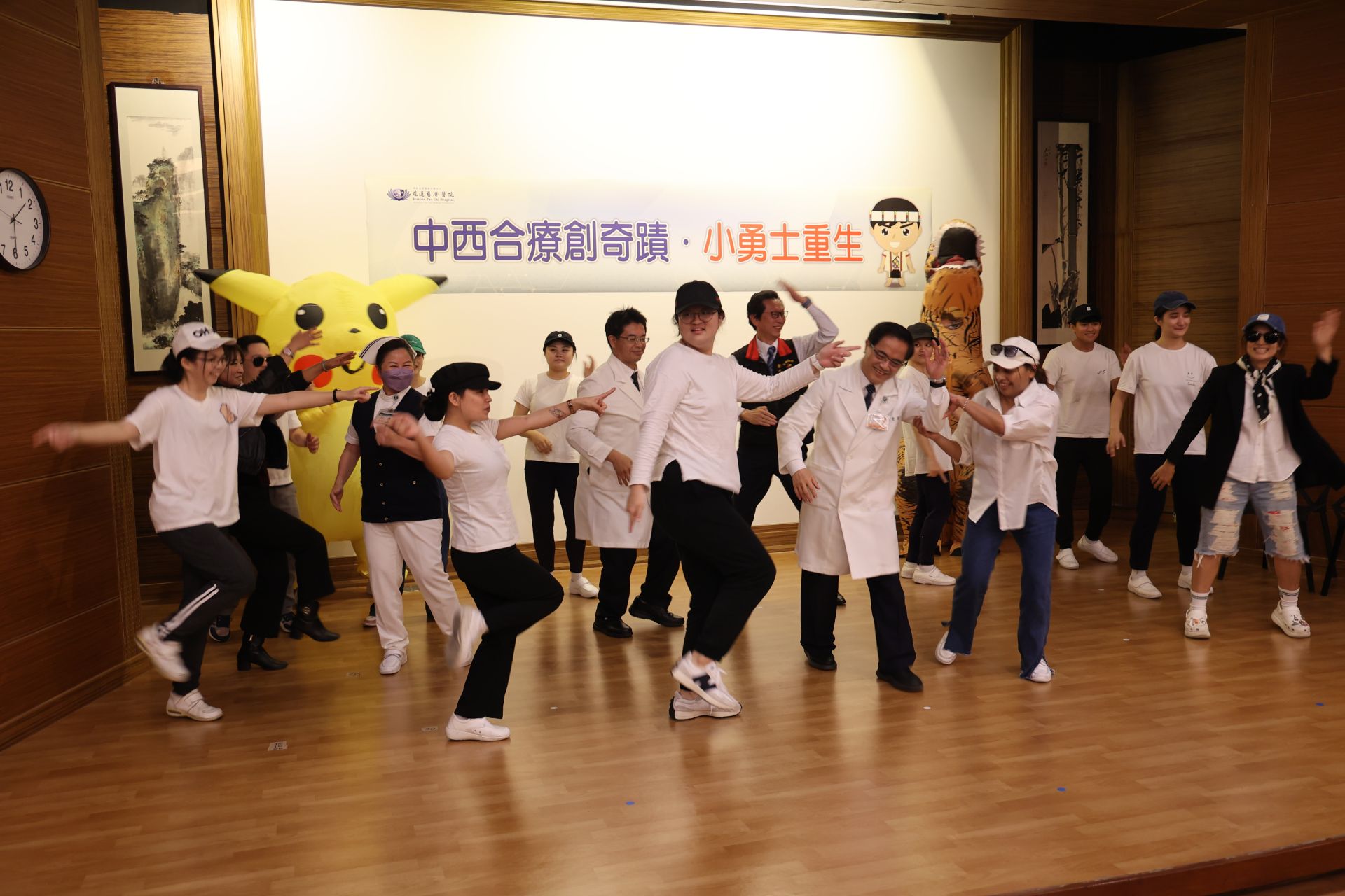音樂會上,醫療團隊與現場與會貴賓擔任嘉賓,跳起安安指定流行曲的16蹲。