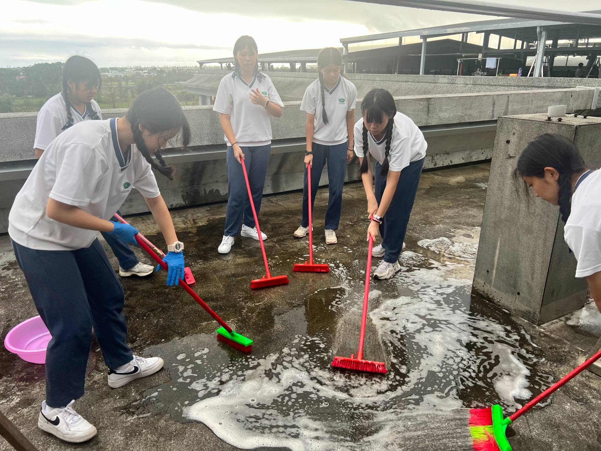  中學部則幫忙曬衣場大掃除。大手小手合心齊力，一會兒功夫精舍煥然一新。