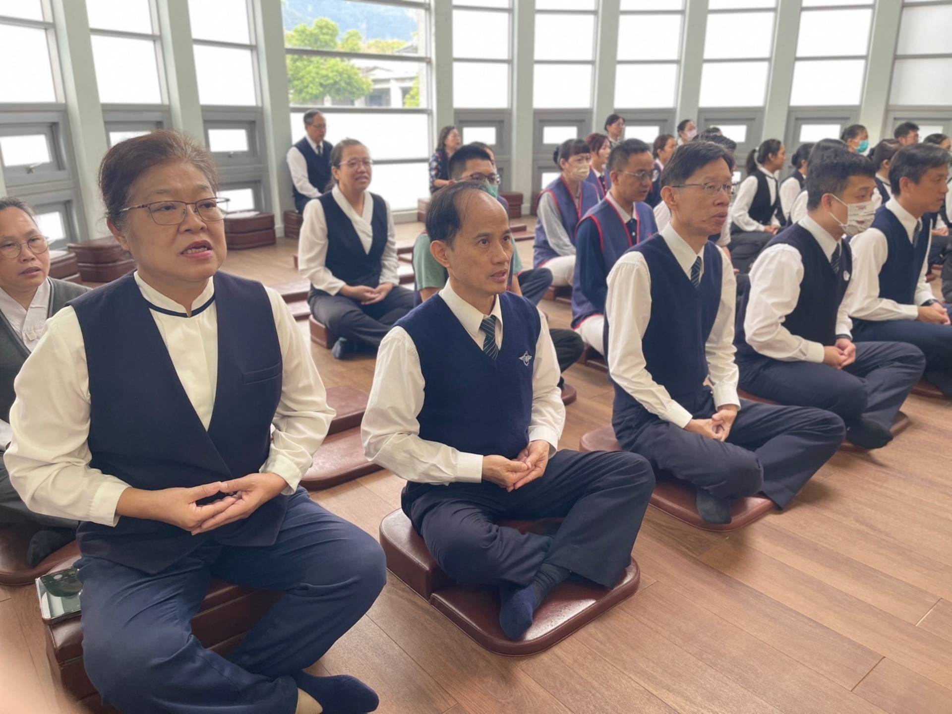 師長們透過誦念經文讓自己心沉澱，大家以一顆虔誠的心恭誦《三十七助道品》、三皈依、發願迴向。