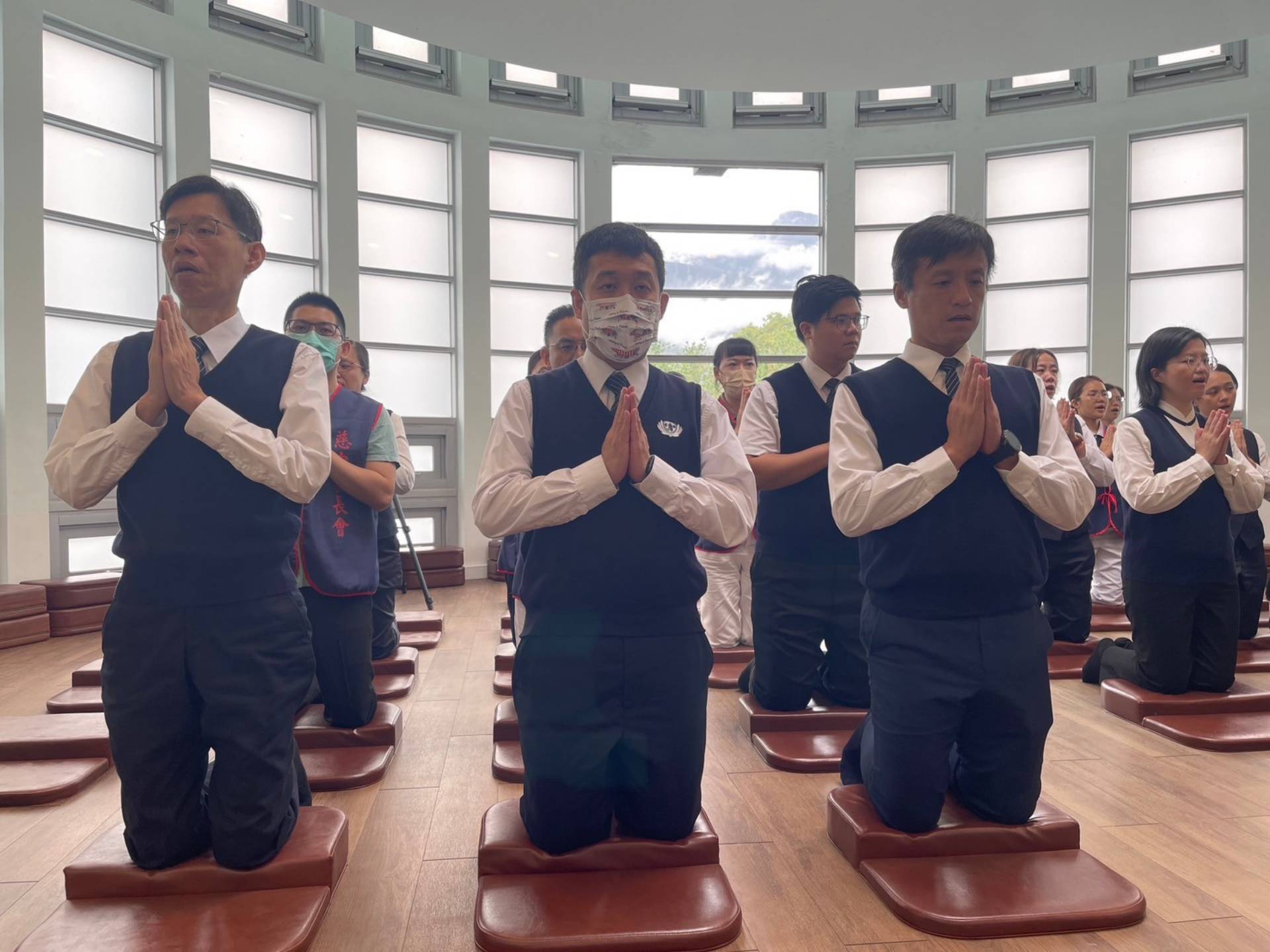 透過拜經，大家都能得到心靈的淨化，更希望匯聚眾人的一念虔誠，祈願世界平安，也祝福慈中全體親師生平安健康