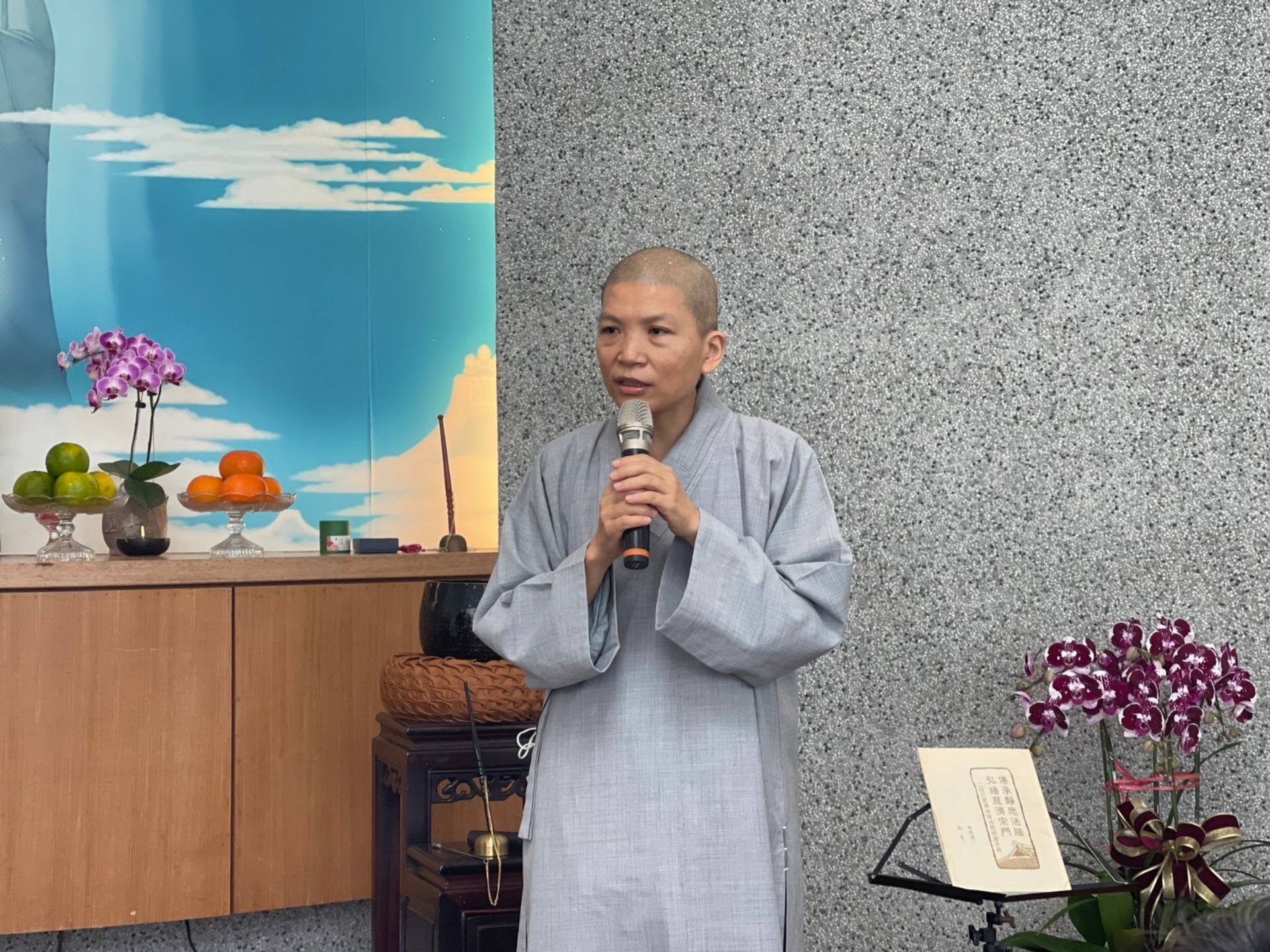 德曼師父接著說《三十七助道品》是佛教裡大乘小乘的基礎，很多人因為聽了這部經才走入慈濟，強調學佛要落實在生活當中。