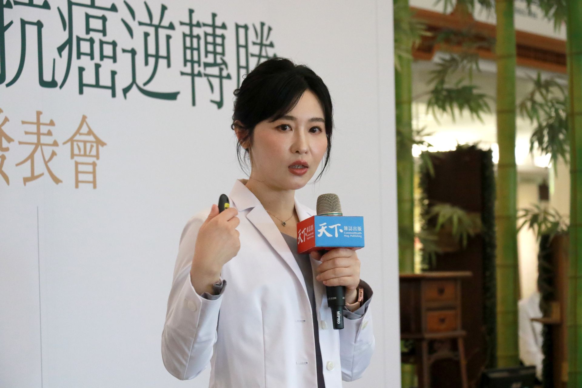莊佳穎醫師表示,新書《中西合療,抗癌逆轉勝》不僅探討癌症治療方法,更是他對病人許下的承諾與關懷的體現。