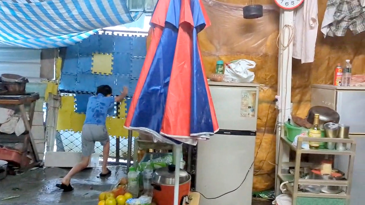 阿志和外婆用地墊為脆弱的家擋住強風,展望會社工在風災稍緩後,立即前往關懷並提供生活支持補助。