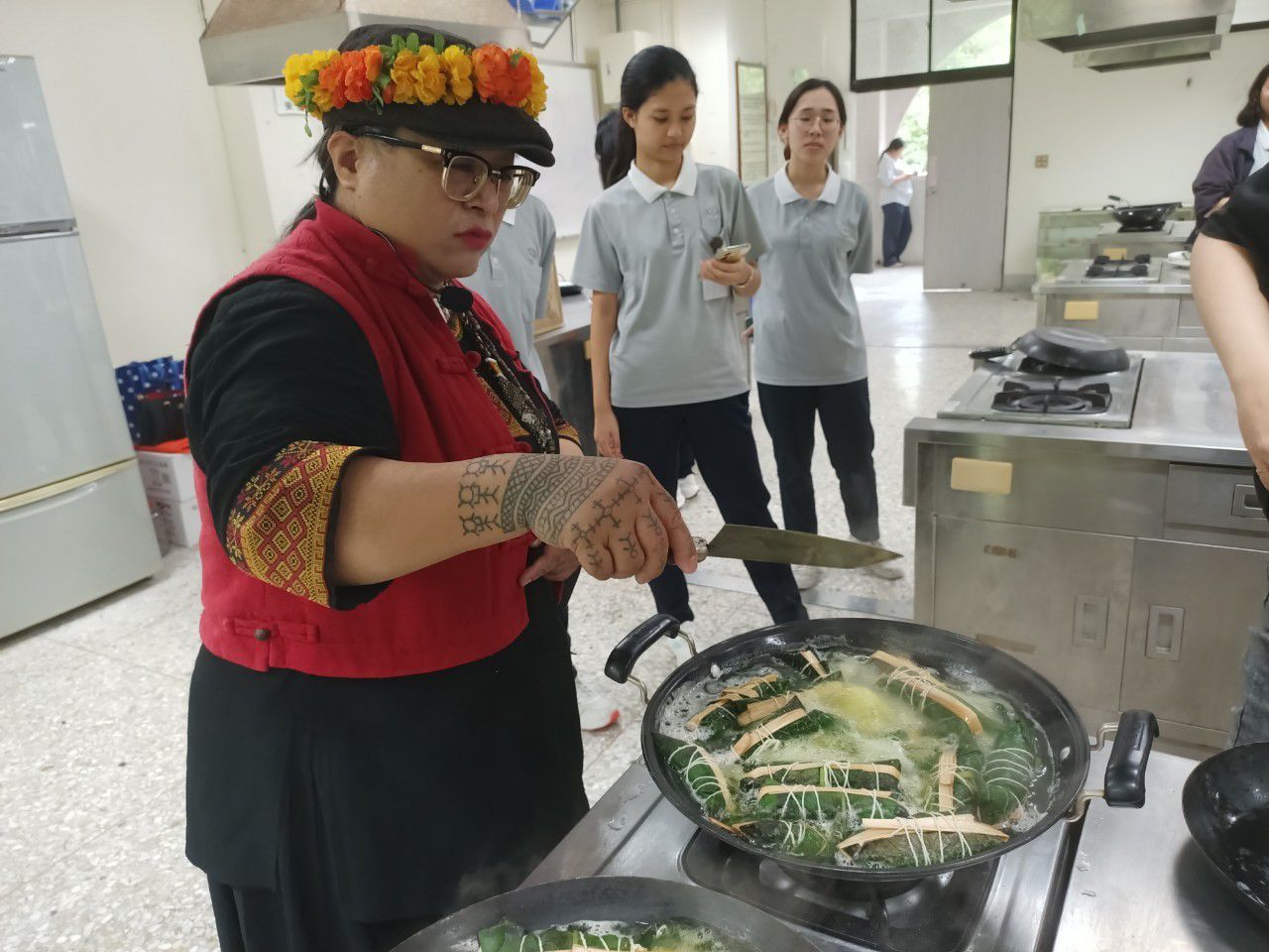 乍看之下很像是部落版的粽子,既幫助消化、防脹氣,又能展現原住民智慧!