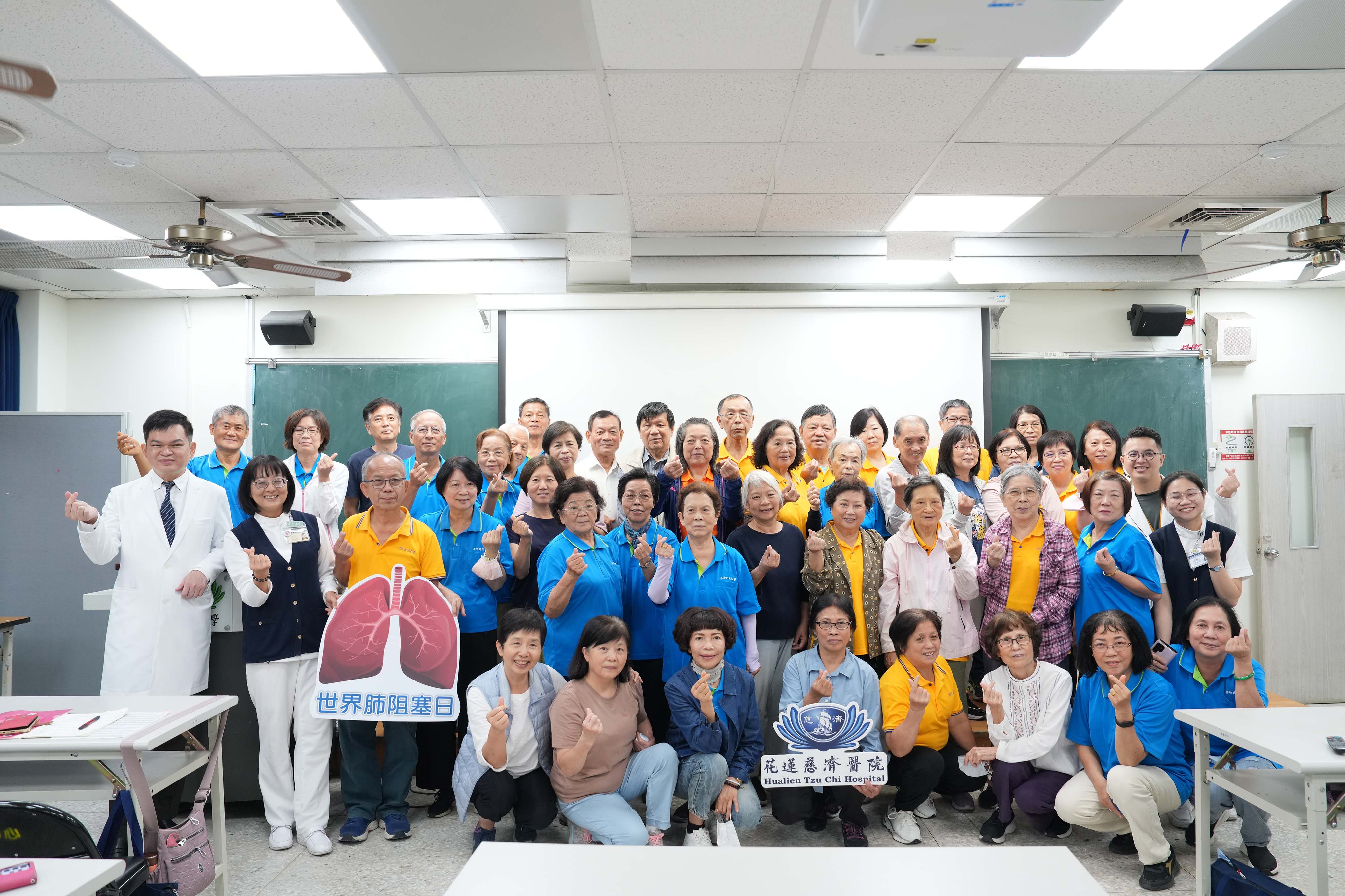 花蓮慈濟醫院胸腔內科與慈濟大學社會教育推廣中心樂齡大學於15日上午合辦「瞭解我們的肺功能」肺阻塞(COPD)衛教推廣活動。