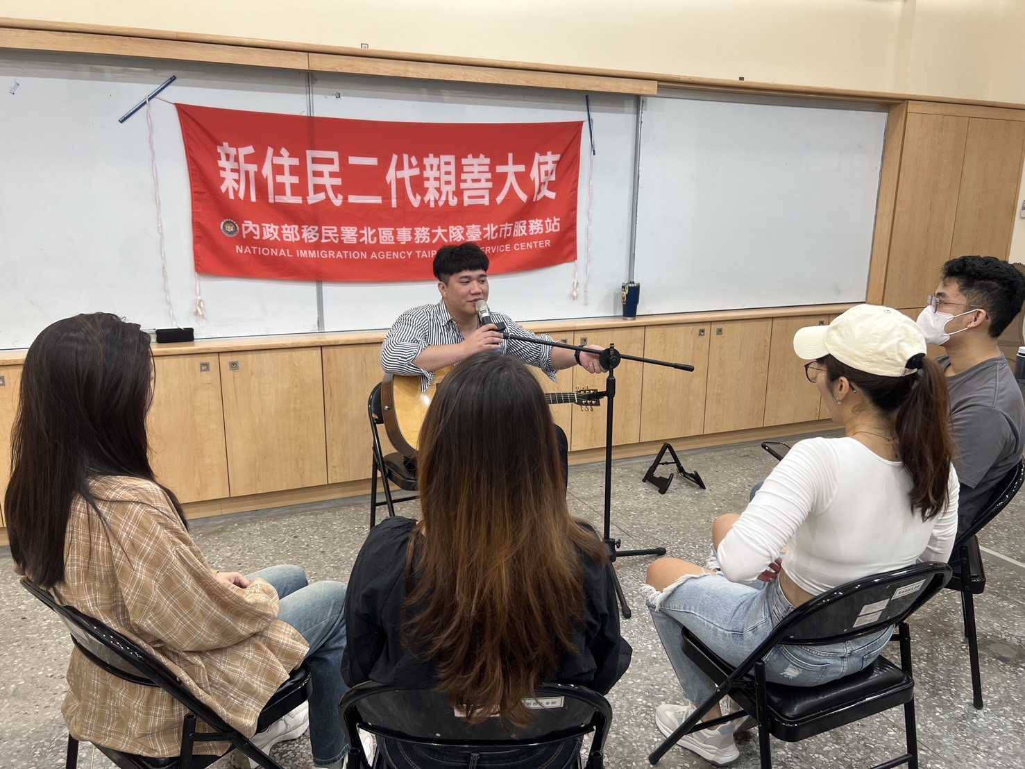 移民署舉辦新住民二代培力課程,講師帶領學員進行節奏遊戲,培養學員對節奏的熟悉度。