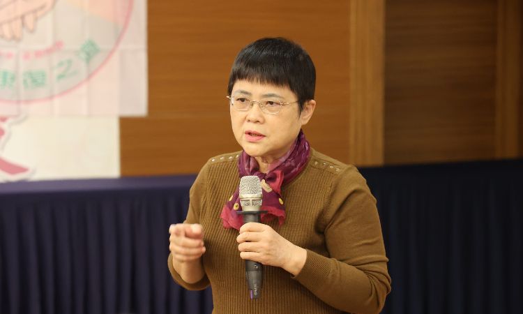 TBCA乳癌病友協會黃淑芳理事長說,各位姊妹們不是孤單一人,醫療團隊與病友彼此手拉手互相支持一起勇敢對抗病魔。